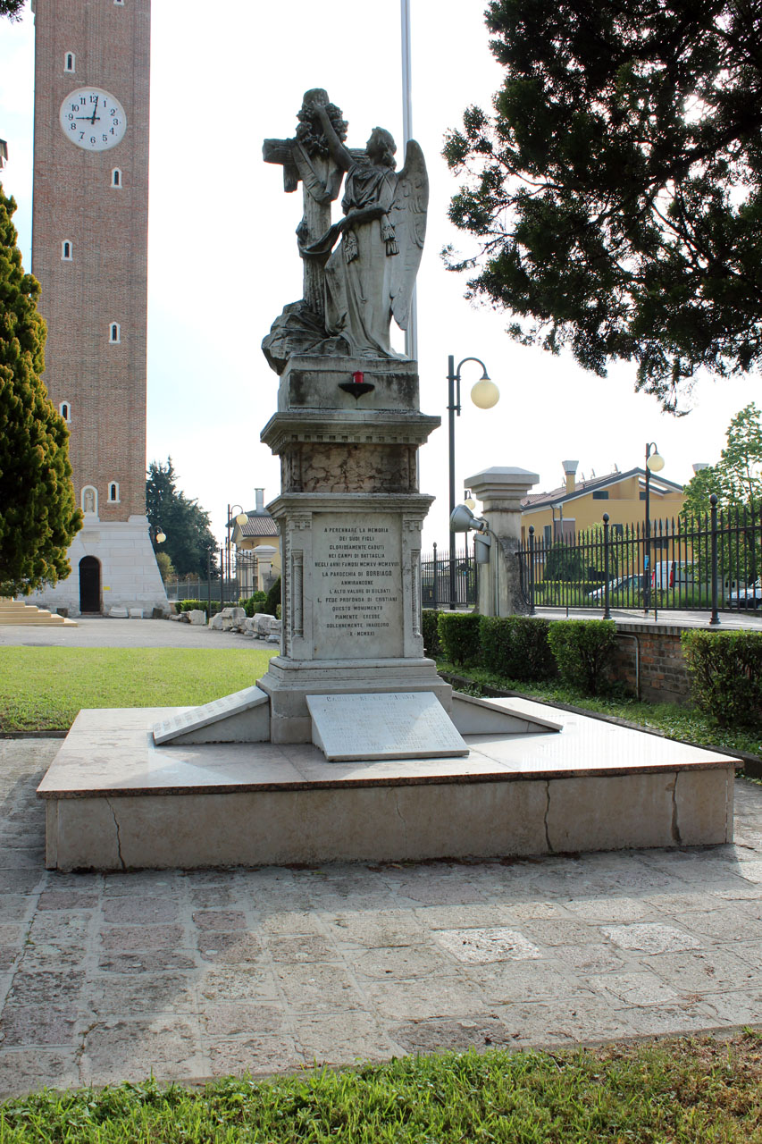 allegoria della Vittoria che incorona la Croce (monumento ai caduti - a cippo, opera isolata) - bottega veneta (metà sec. XX, sec. XX)