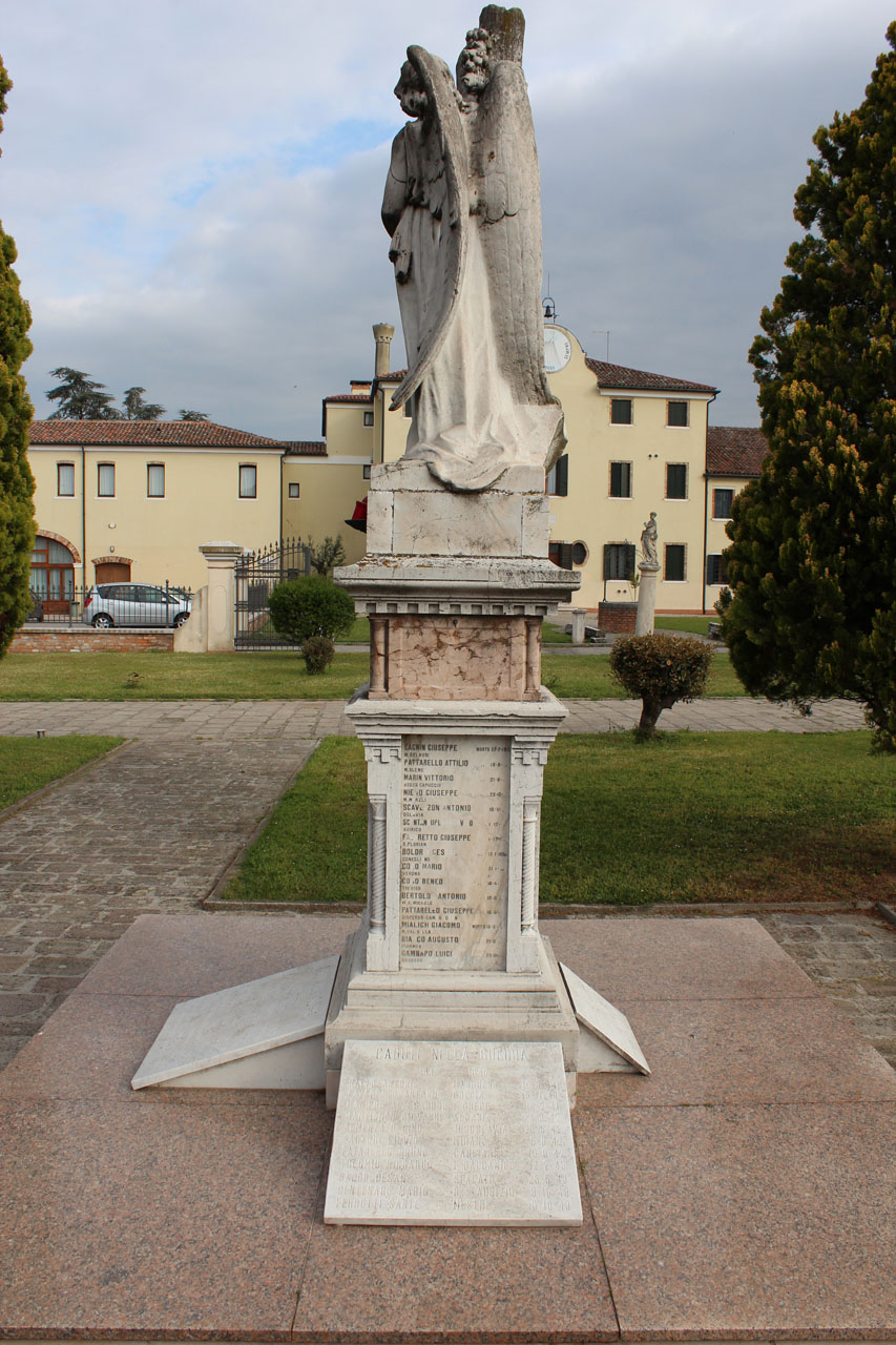 allegoria della Vittoria che incorona la Croce (monumento ai caduti - a cippo, opera isolata) - bottega veneta (metà sec. XX, sec. XX)
