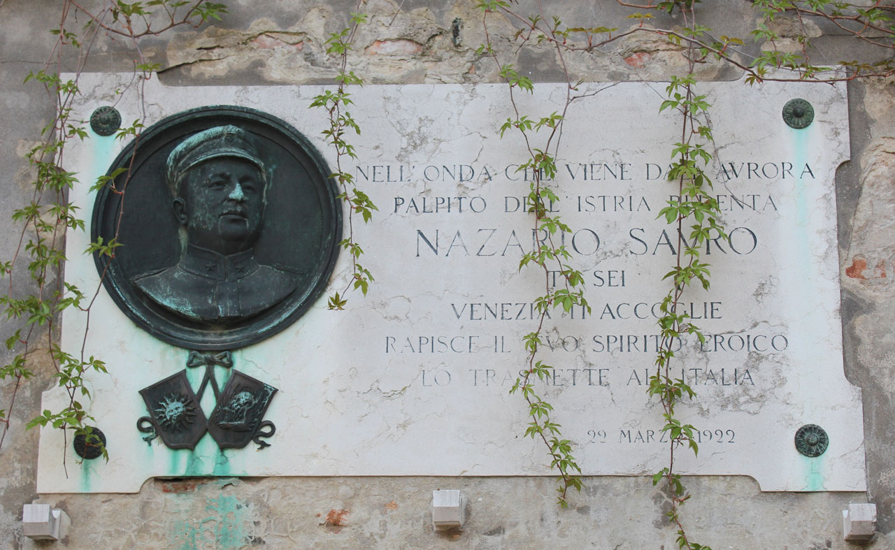 Nazario Sauro, figura di ufficiale: tenente di vascello (lapide commemorativa ai caduti, opera isolata) di Giusti Guido, Bonomi Sebastiano (sec. XX)