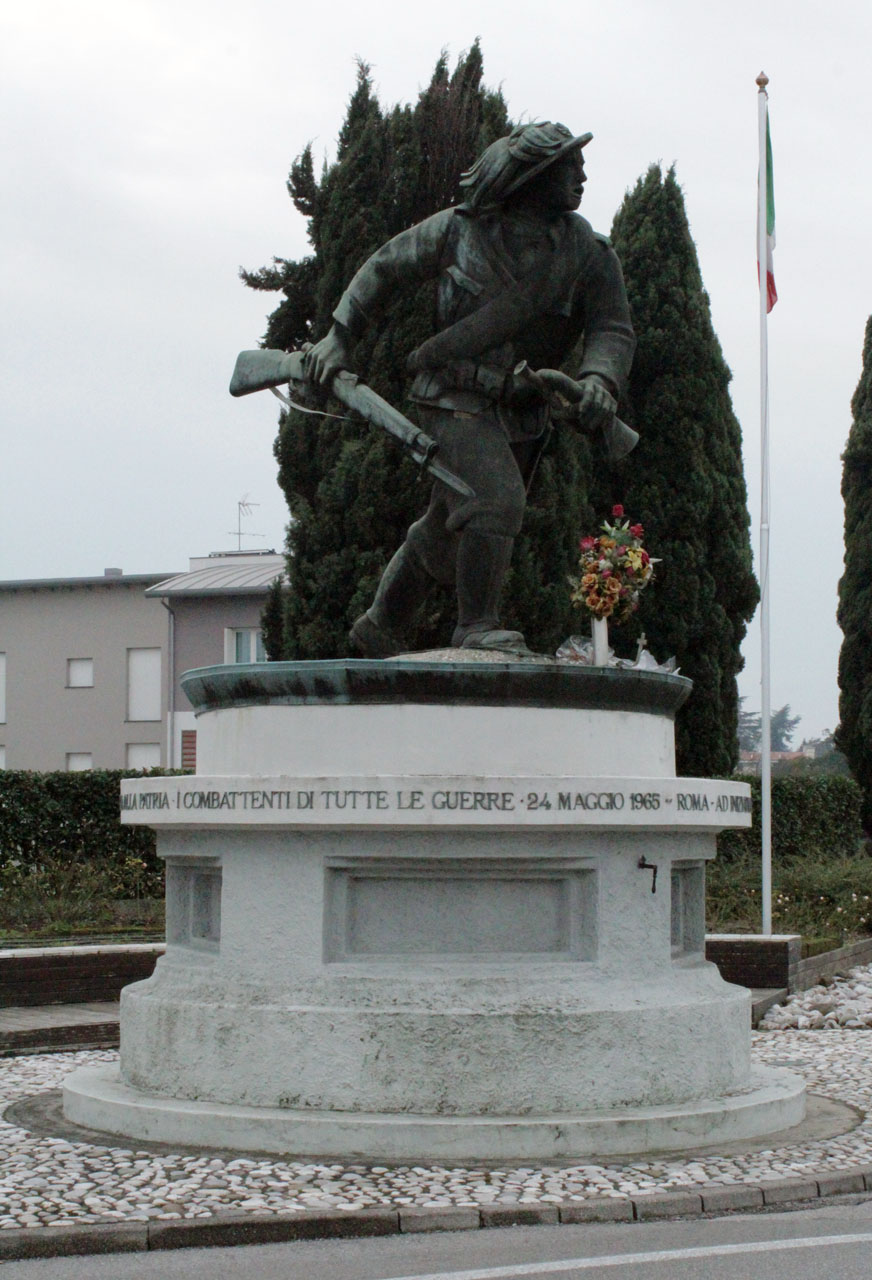 figura di soldato: bersagliere (monumento ai caduti - a cippo, opera isolata) di De Marchis Mario, Terracini Roberto (sec. XX)