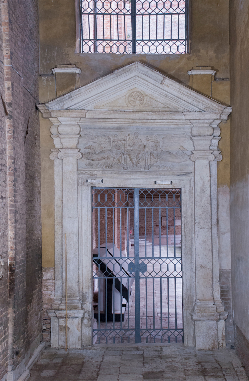 Cristo in trono portato in volo da angeli (portale, opera isolata) - produzione veneziana (secc. XVII-XVIII)