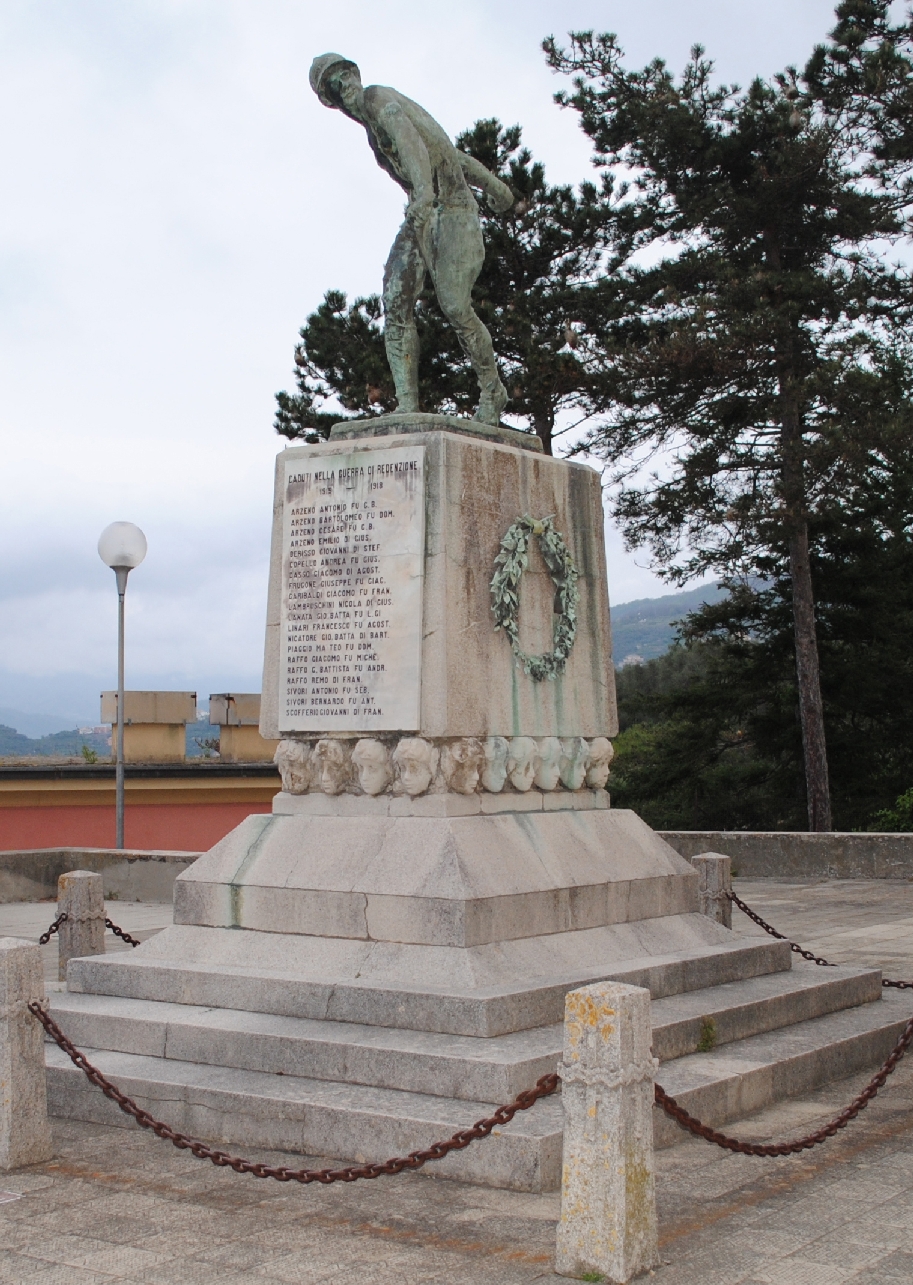 figura di soldato in combattimento (monumento ai caduti - a cippo) di Falcone Francesco (primo quarto XX)