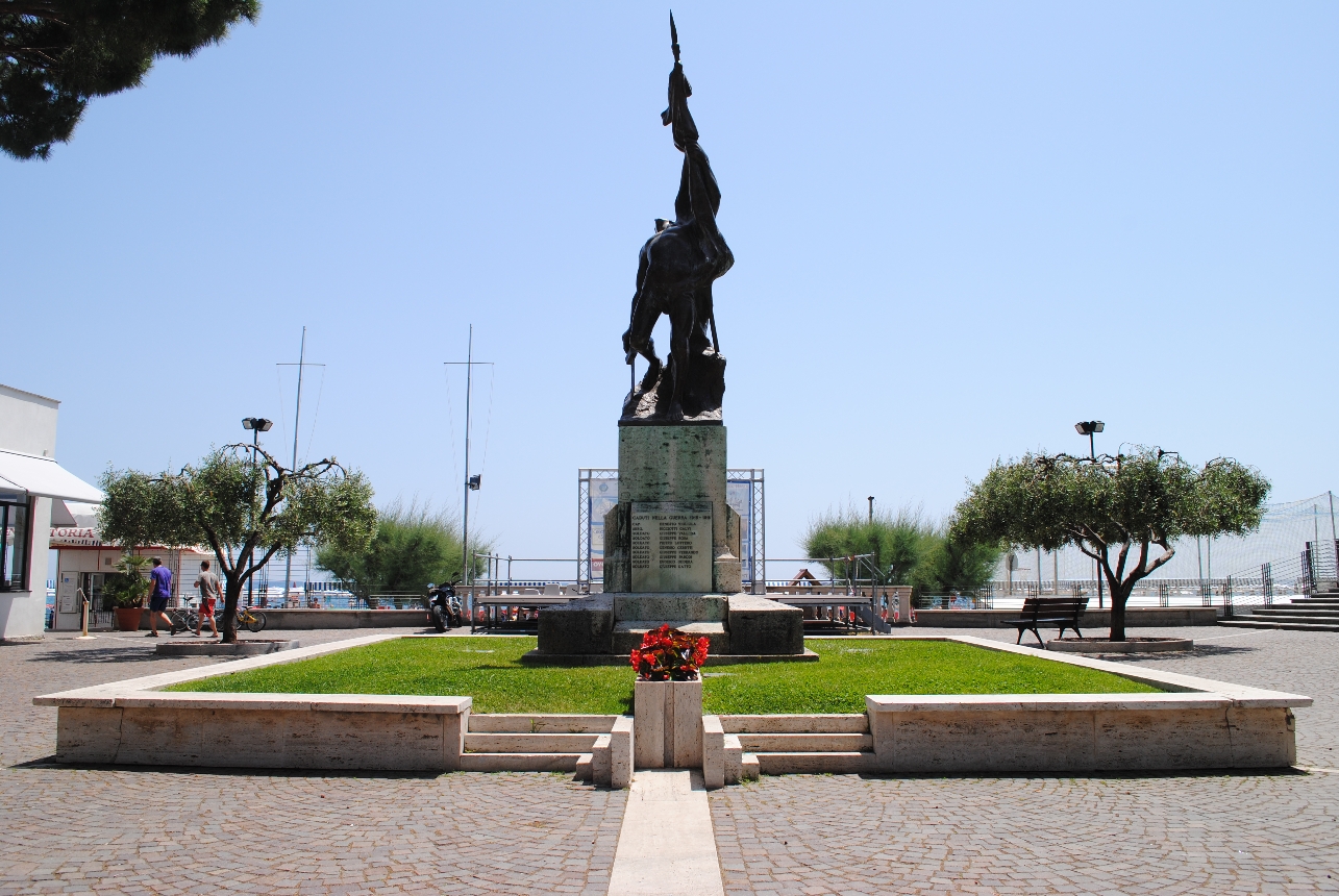 allegoria del soldato come eroe antico (monumento ai caduti - a montagna figurata) di Pasquali Vincenzo (XX)