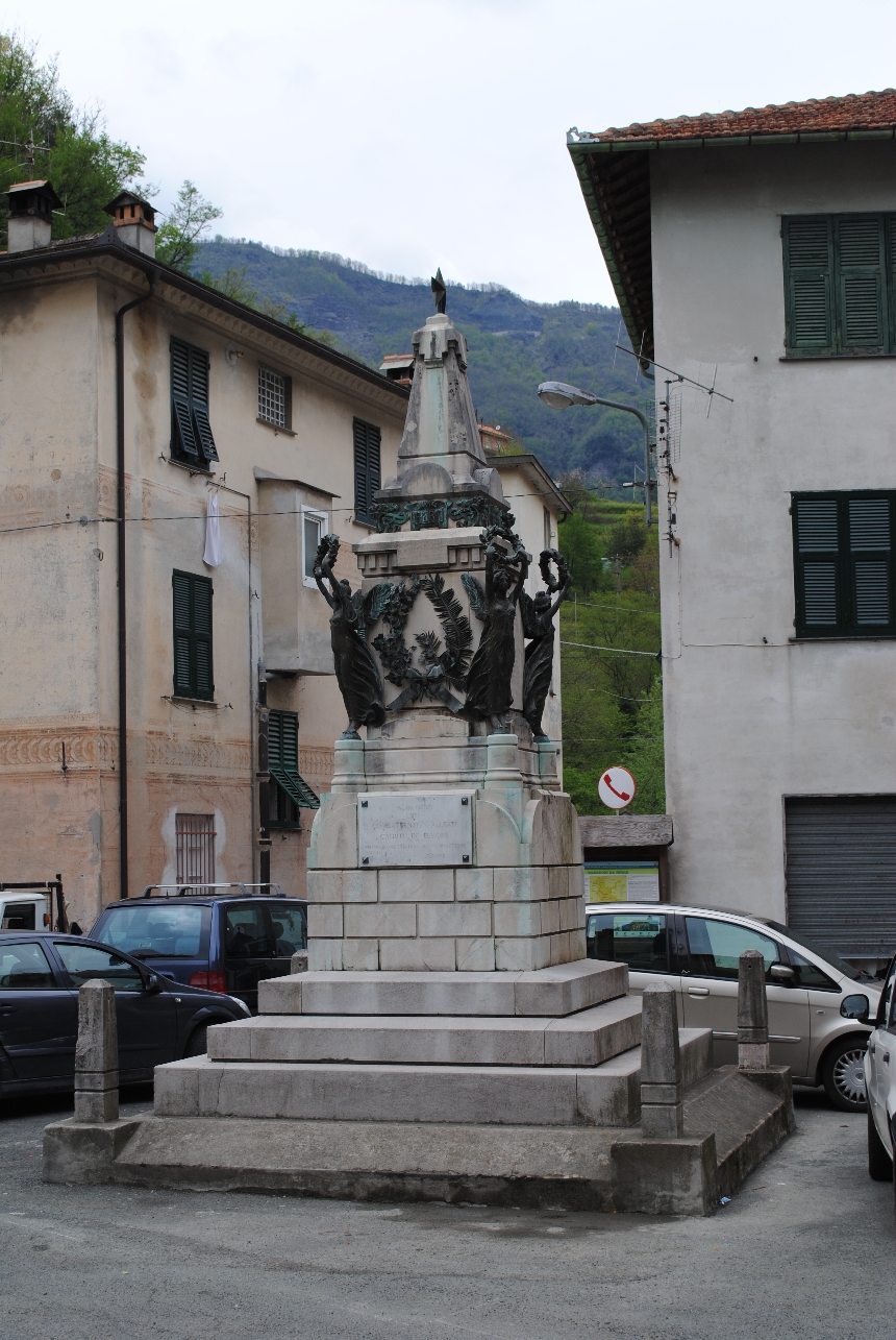 allegoria della Vittoria come donna vestita all'antica (monumento ai caduti) di Ersanilli Roberto (primo quarto XX)