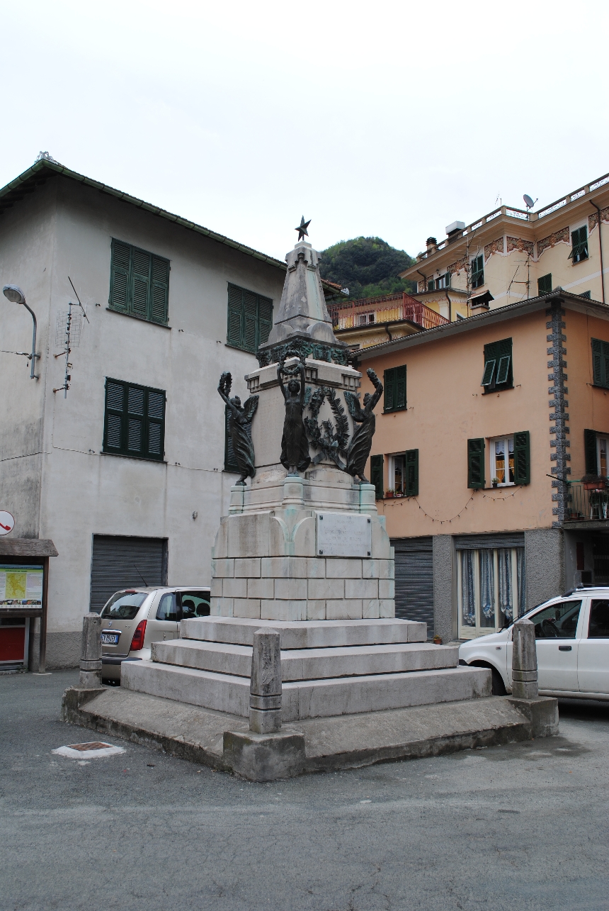 allegoria della Vittoria come donna vestita all'antica (monumento ai caduti) di Ersanilli Roberto (primo quarto XX)
