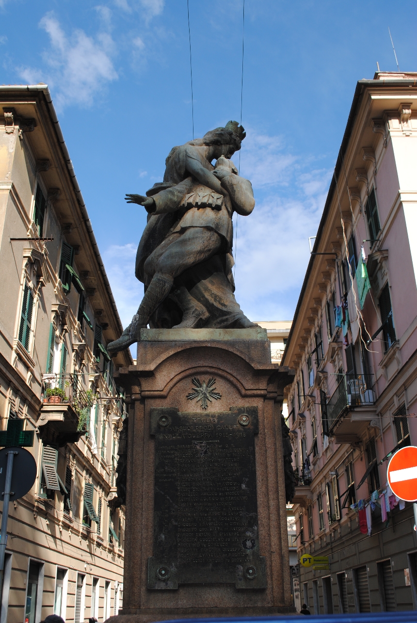 Allegoria della patria che bacia un soldato morente (monumento ai caduti - a cippo) di Burlando Emanuele (secondo quarto XX)