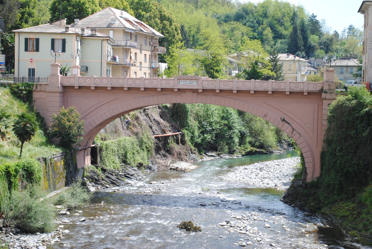 Ponte della Vittoria (monumento, ai caduti) - Cicagna (GE)  <br>Condizioni d'uso: <a class='link-esterno' href='https://docs.italia.it/italia/icdp/icdp-pnd-circolazione-riuso-docs/it/v1.0-giugno-2022/testo-etichetta-BCS.html' target='_bcs'>Beni Culturali Standard (BCS)</a>