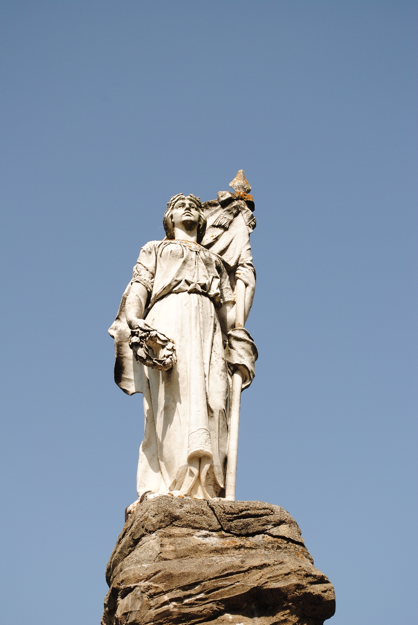 allegoria della Vittoria come donna vestita all'antica, leone, tropaion in relazione alle armi (monumento ai caduti) di Maragliano Attilio (primo quarto XX)