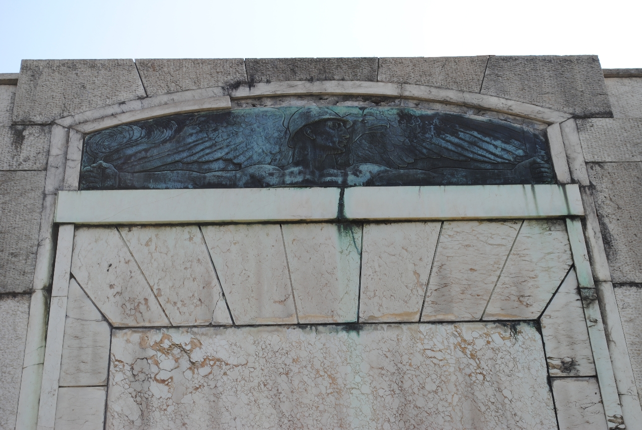 allegoria della Vittoria come donna vestita all'antica (monumento ai caduti) di Del Santo Angiolo, Ambrosini Arduino (XX, XX)