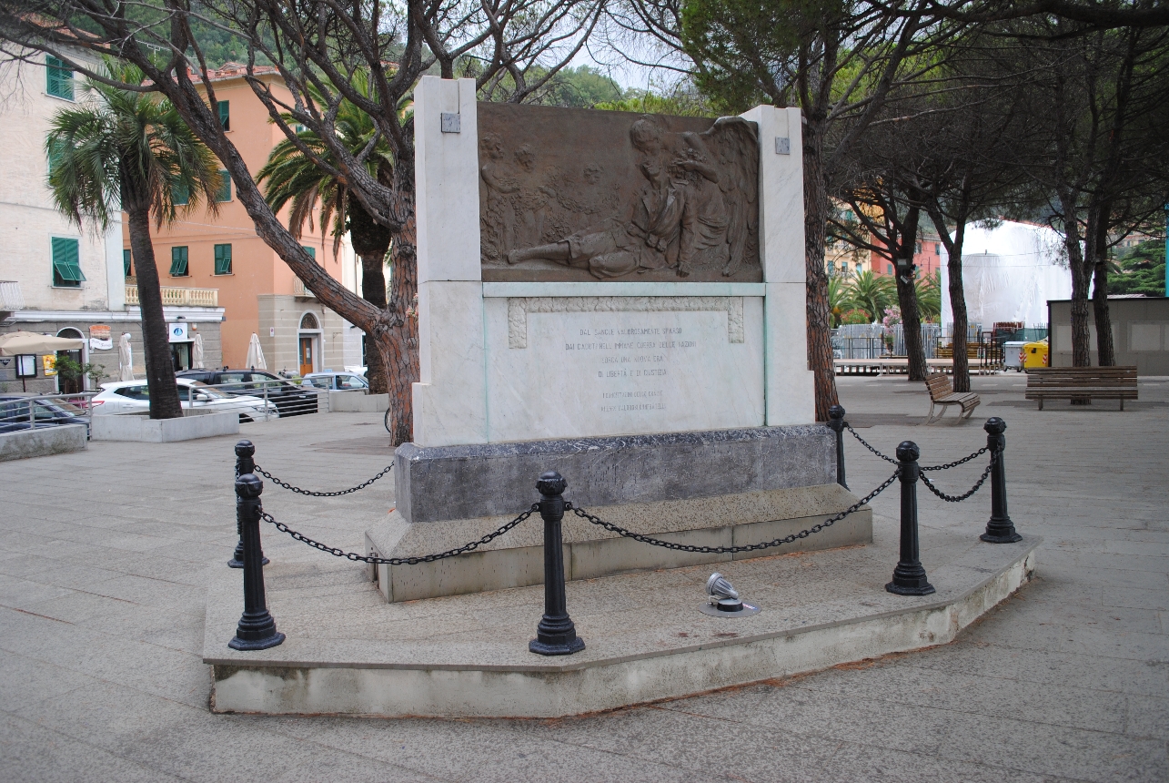 allegoria della morte del soldato (monumento ai caduti - a lapide) di Vatteroni Sergio (XX)