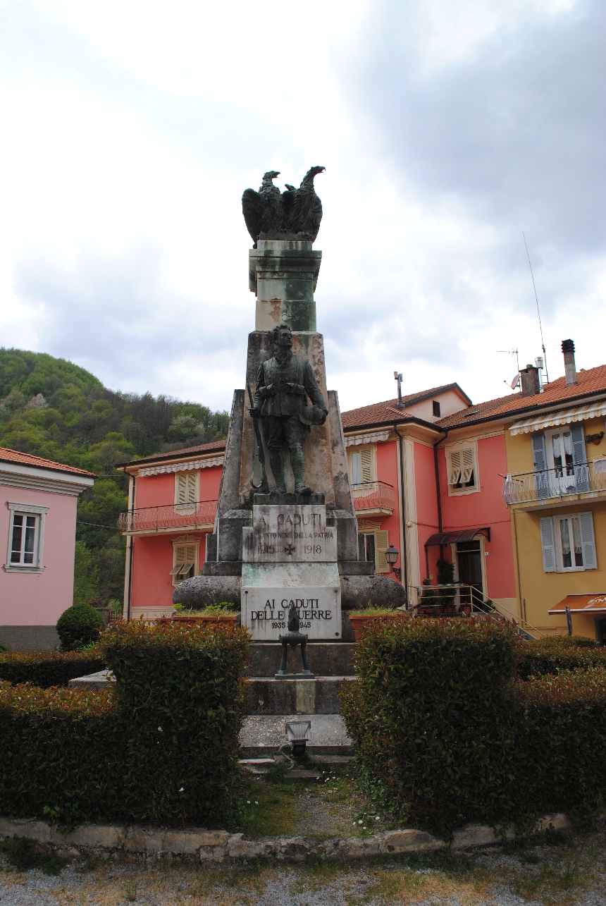 allegoria della Vittoria come aquila, figura di soldato: fante (monumento ai caduti - ad obelisco) di Ersanilli Roberto (primo quarto XX)
