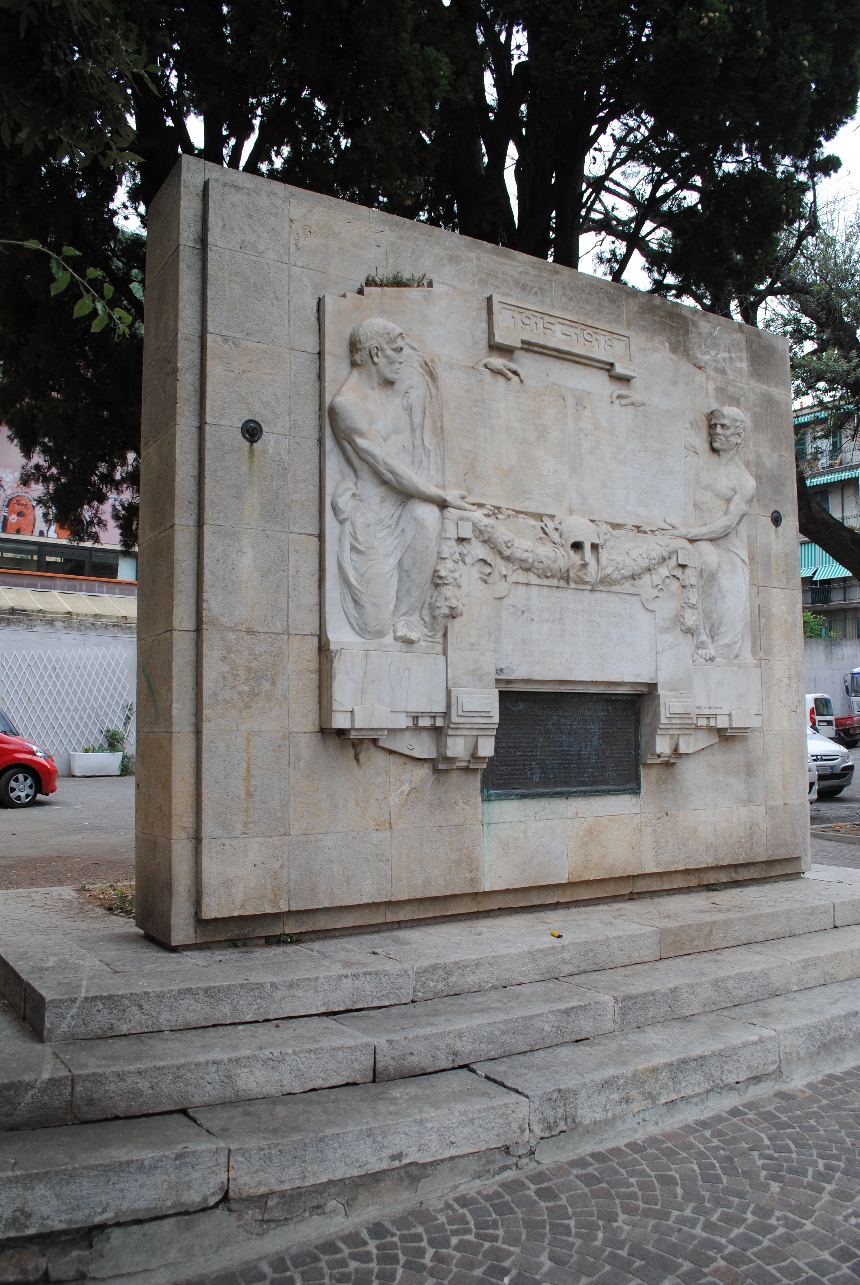 Figure maschili inginocchiate che sorreggono un libro aperto (monumento ai caduti - a lapide) di Vatteroni Sergio (primo quarto XX)