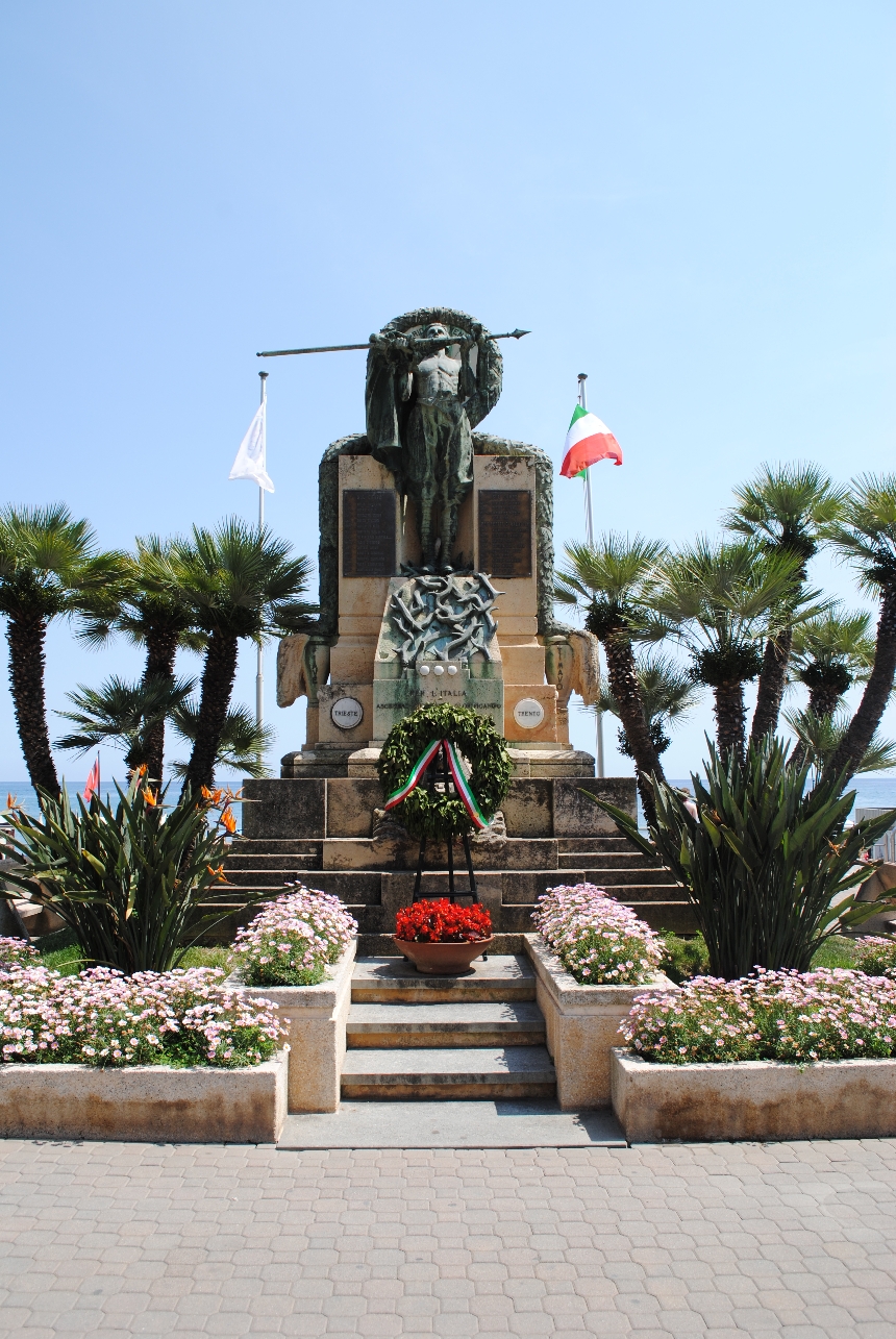 figura di soldato (monumento ai caduti) di Ratto Bartolomeo (secondo quarto XX)