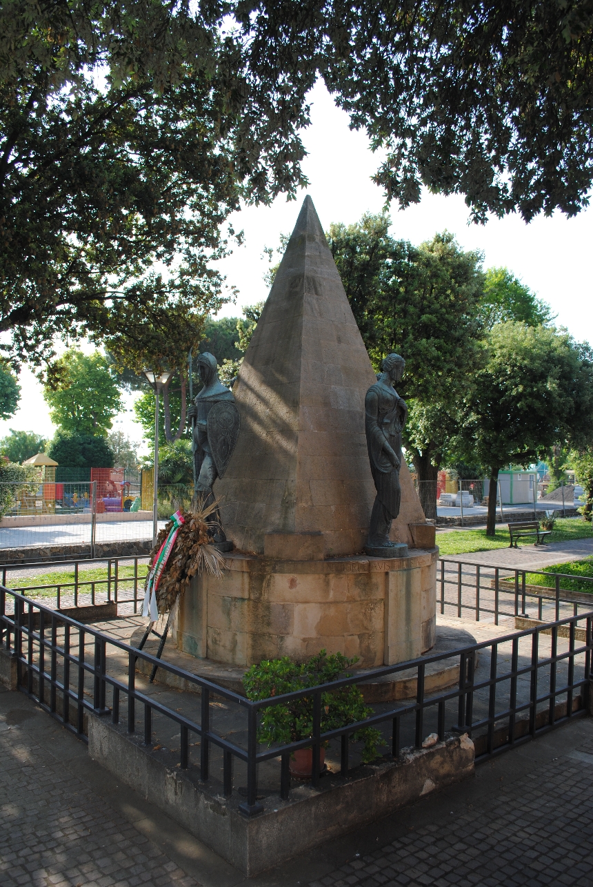 allegoria della Vittoria come donna vestita all'antica, allegoria della Guerra come soldato, allegoria della Storia come donna vestita all'antica, allegoria del Sacrificio come pastore (monumento ai caduti - a piramide) di Martini Arturo (primo quarto XX)