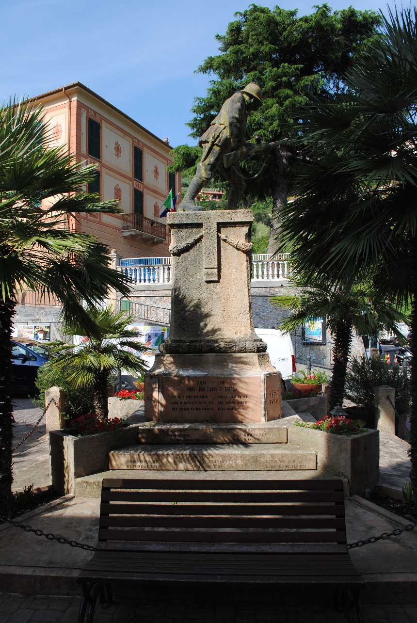 figura di soldato in combattimento (monumento ai caduti - a cippo) - ambito italiano (XX)
