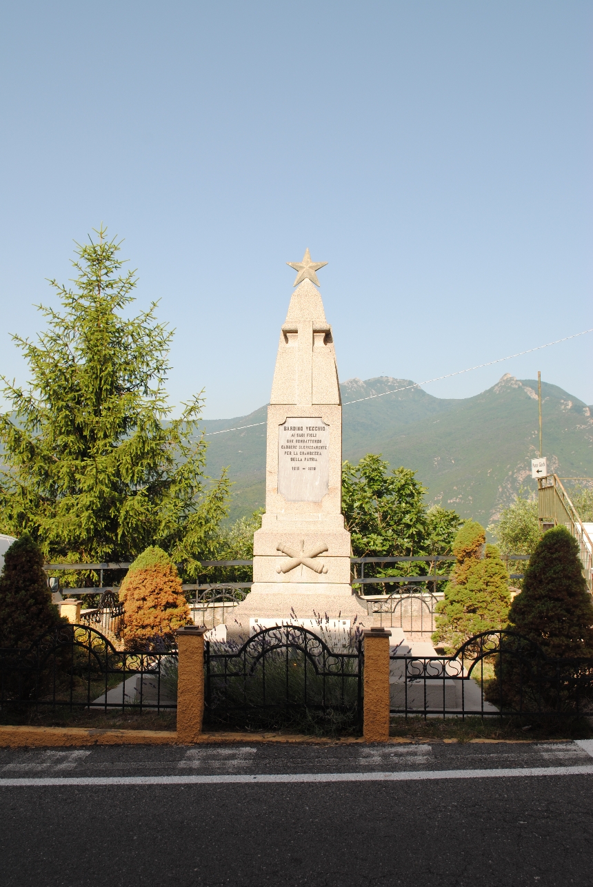 Tropaion in relazione alle armi (monumento ai caduti) - ambito italiano (primo quarto XX)