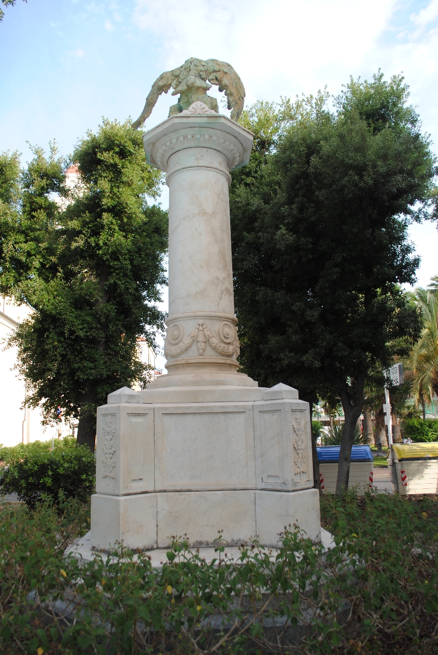 allegoria della Vittoria come aquila (monumento ai caduti - a colonna) di Calegari, Mignone (primo quarto XX)