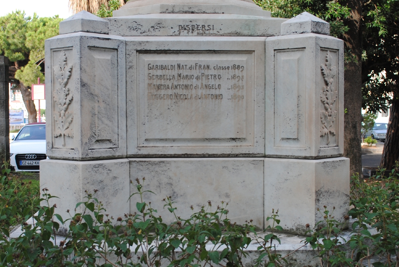 allegoria della Vittoria come aquila (monumento ai caduti - a colonna) di Calegari, Mignone (primo quarto XX)