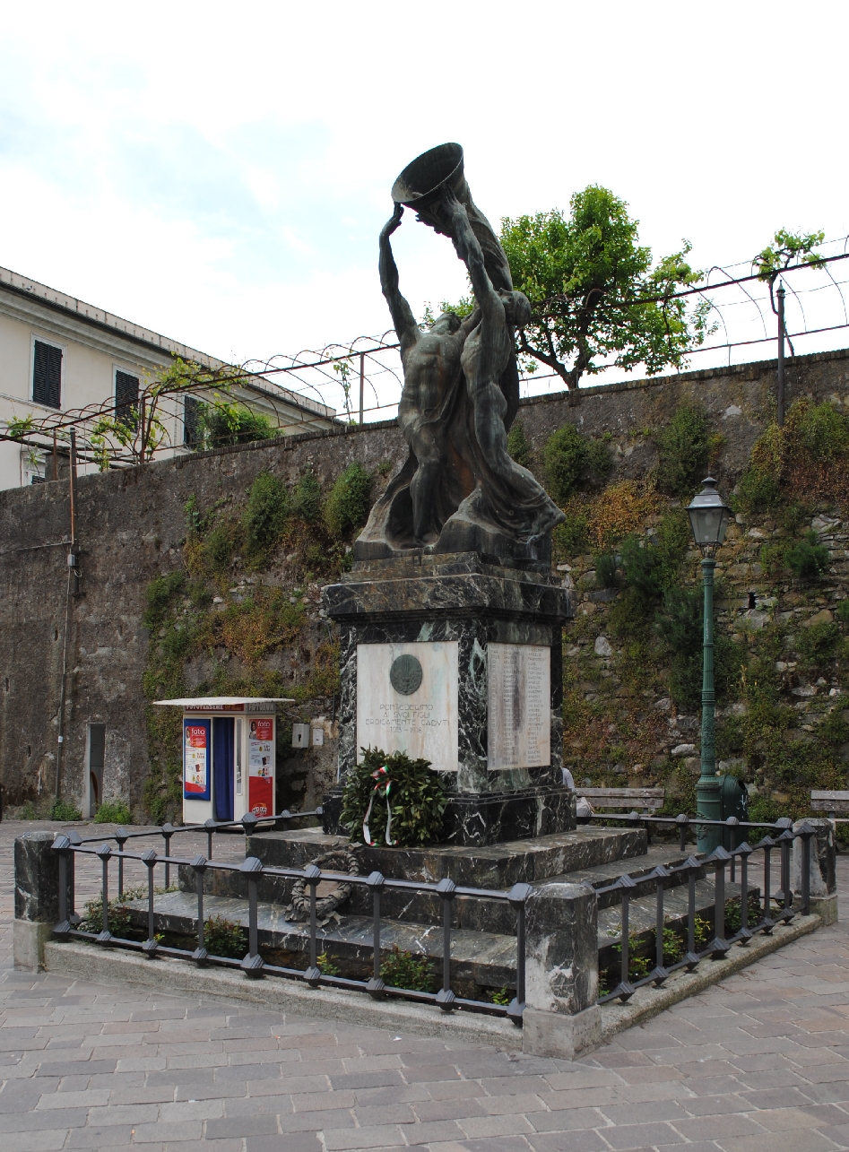 allegoria del soldato come eroe antico (monumento ai caduti) di Badino Enrico (secondo quarto XX)