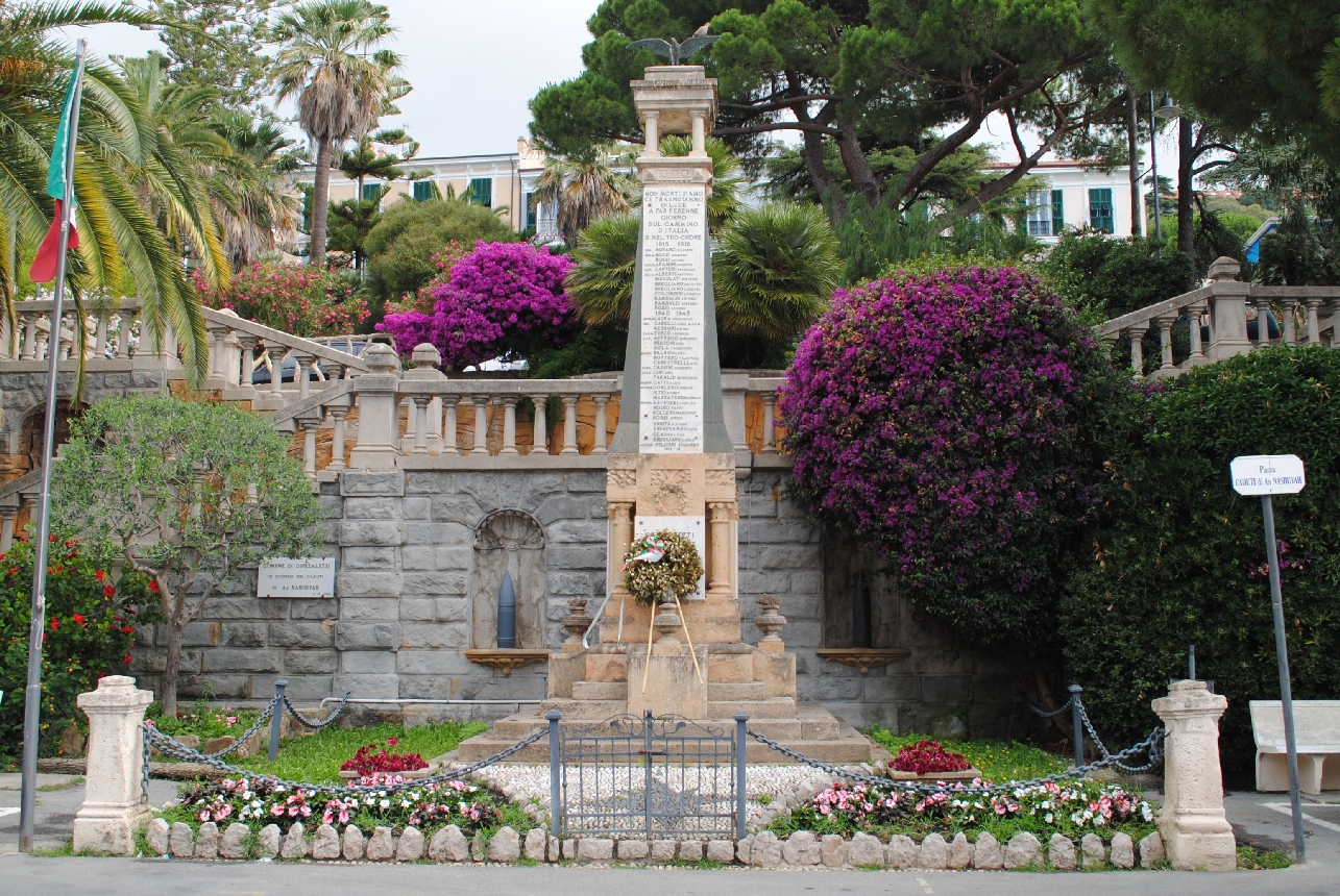 allegoria della Vittoria come aquila (monumento ai caduti - ad obelisco) di Maragliano Attilio (primo quarto XX)