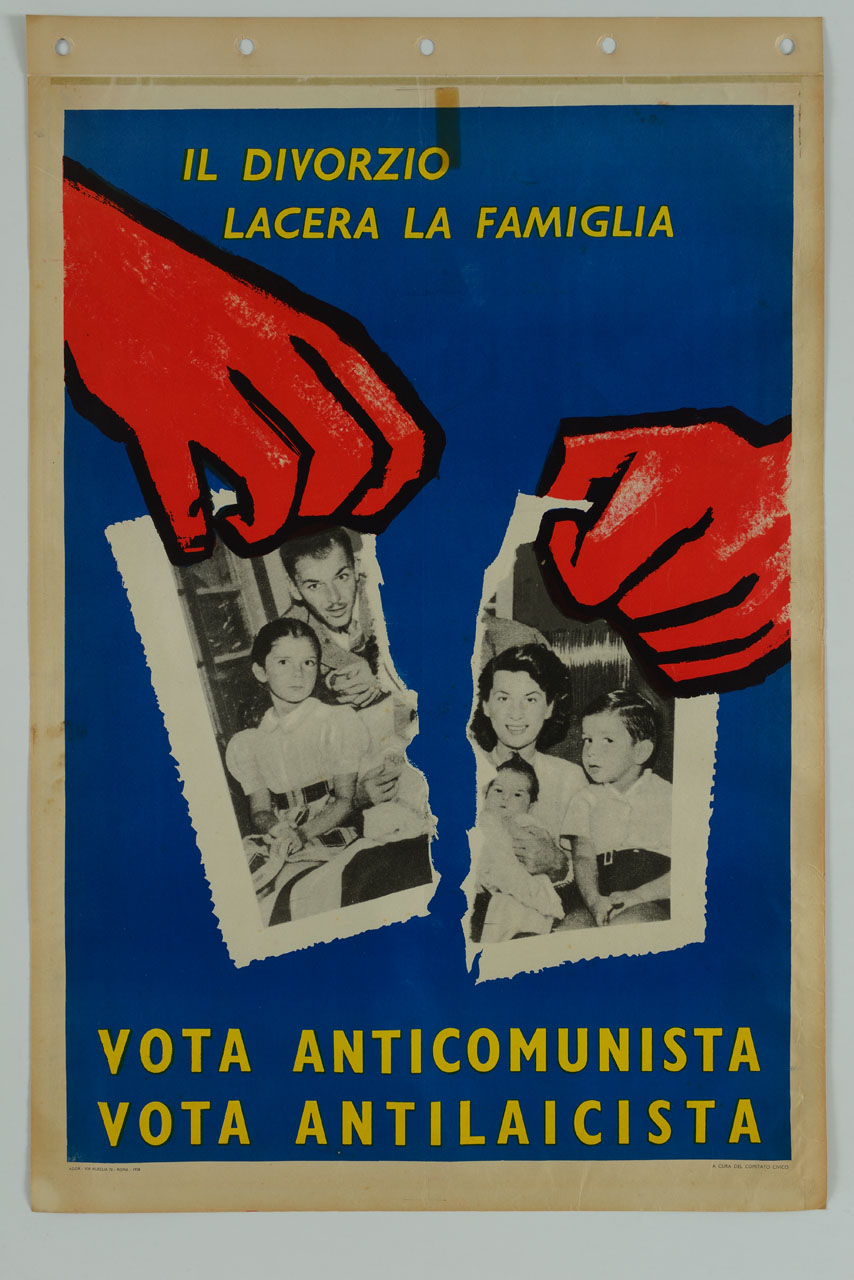 due mani rosse strappano la fotografia di una famiglia (manifesto) - ambito italiano (sec. XX)