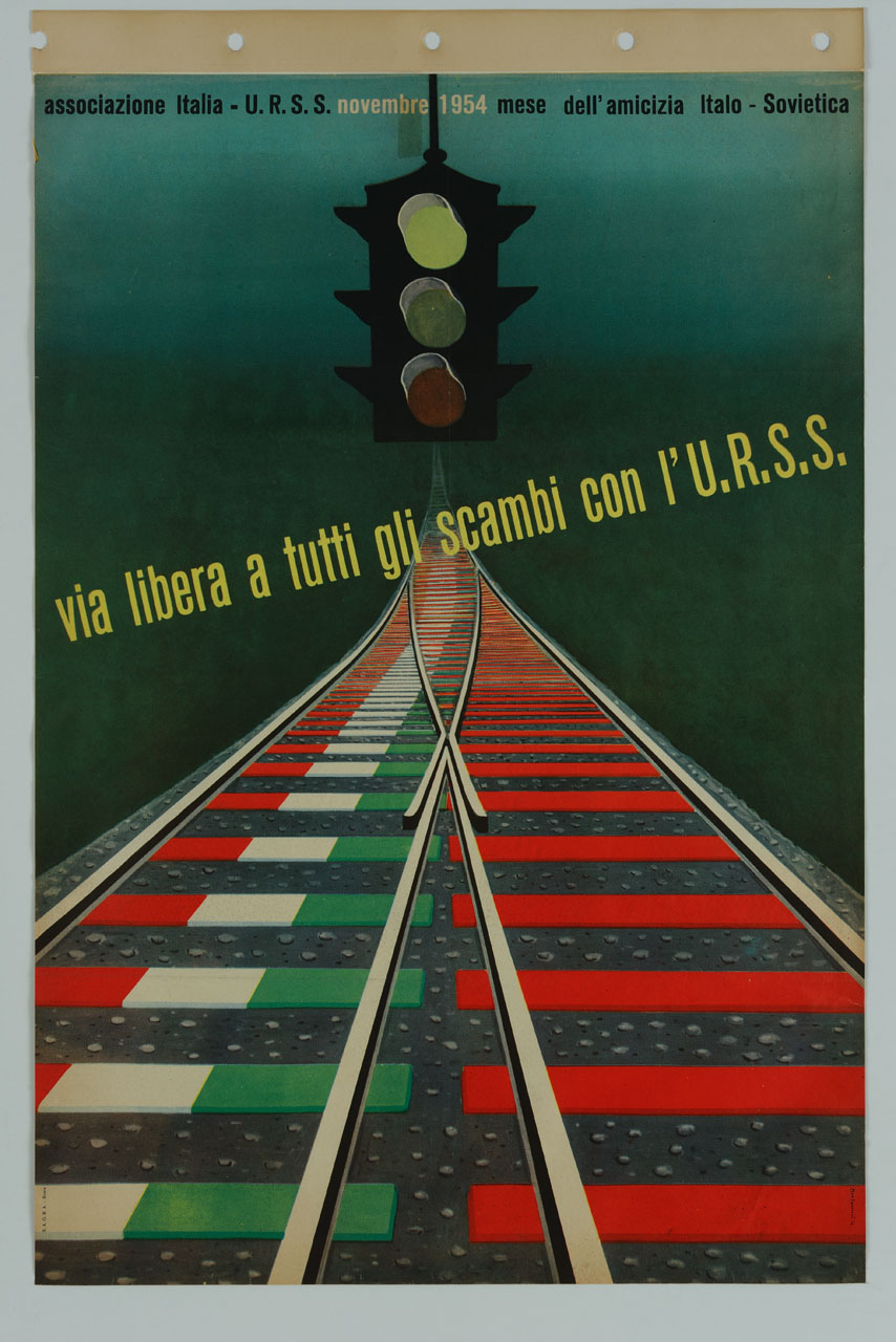 semaforo ferroviario sospeso tra due coppie di binari con traversine tricolore e rosse (manifesto) di Montanucci Giuseppe (sec. XX)