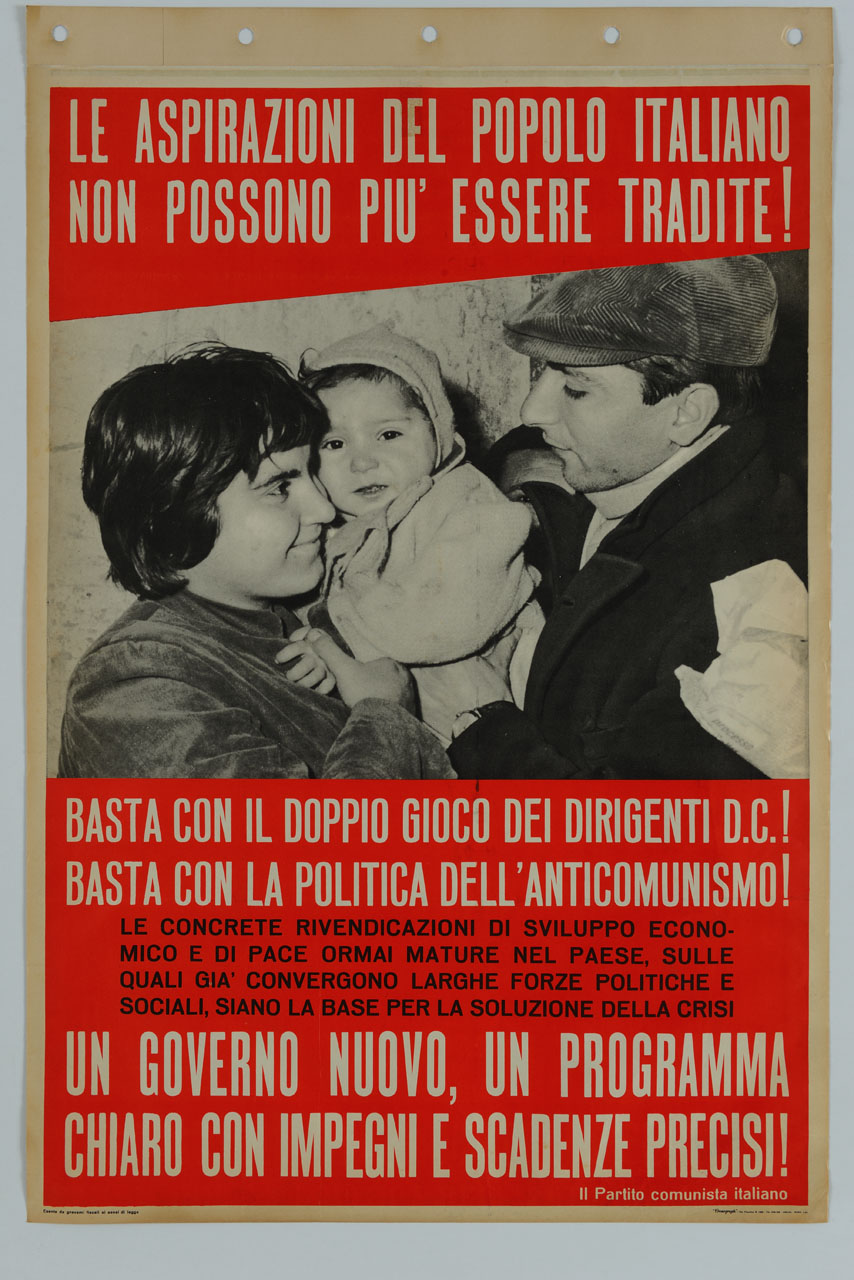 uomo prende un bambino dalle braccia della moglie (manifesto) - ambito italiano (sec. XX)