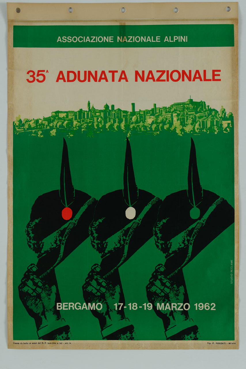 mani sollevano cappelli da alpino in omaggio alla città di Bergamo sullo sfondo (manifesto) di Studio Reclame (sec. XX)