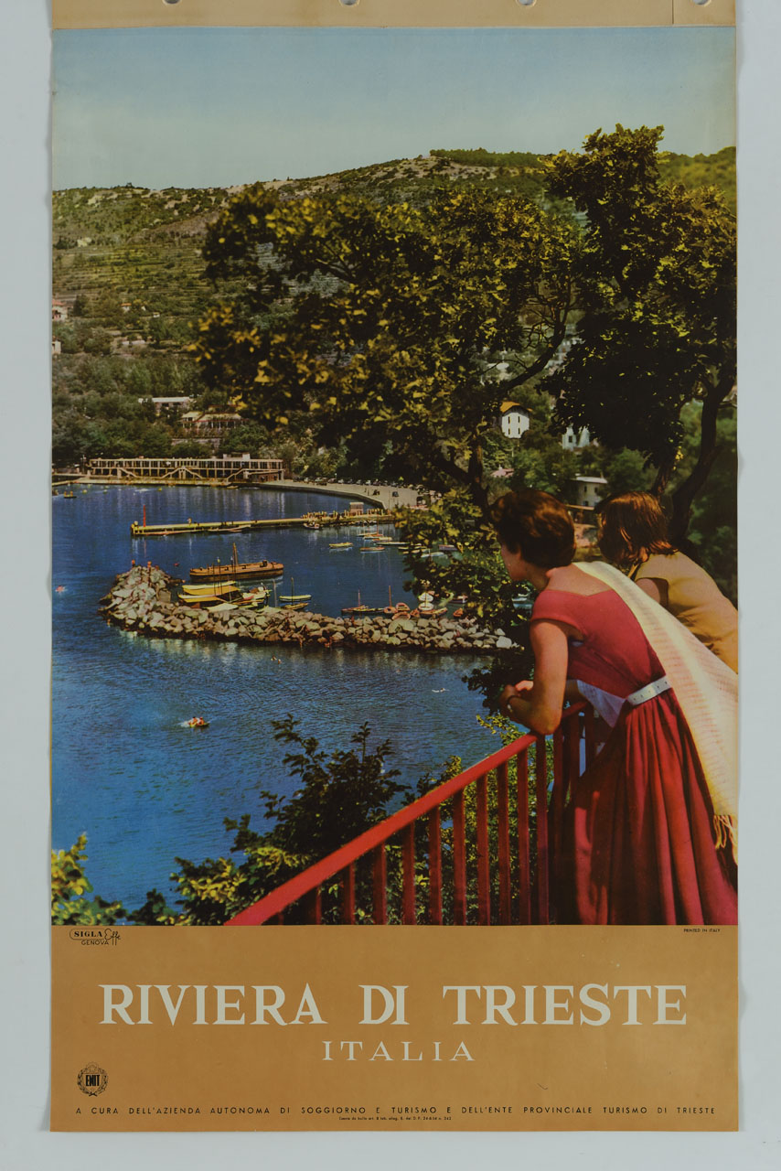 donne ammirano la riviera triestina appoggiate a una ringhiera (manifesto) - ambito italiano (sec. XX)