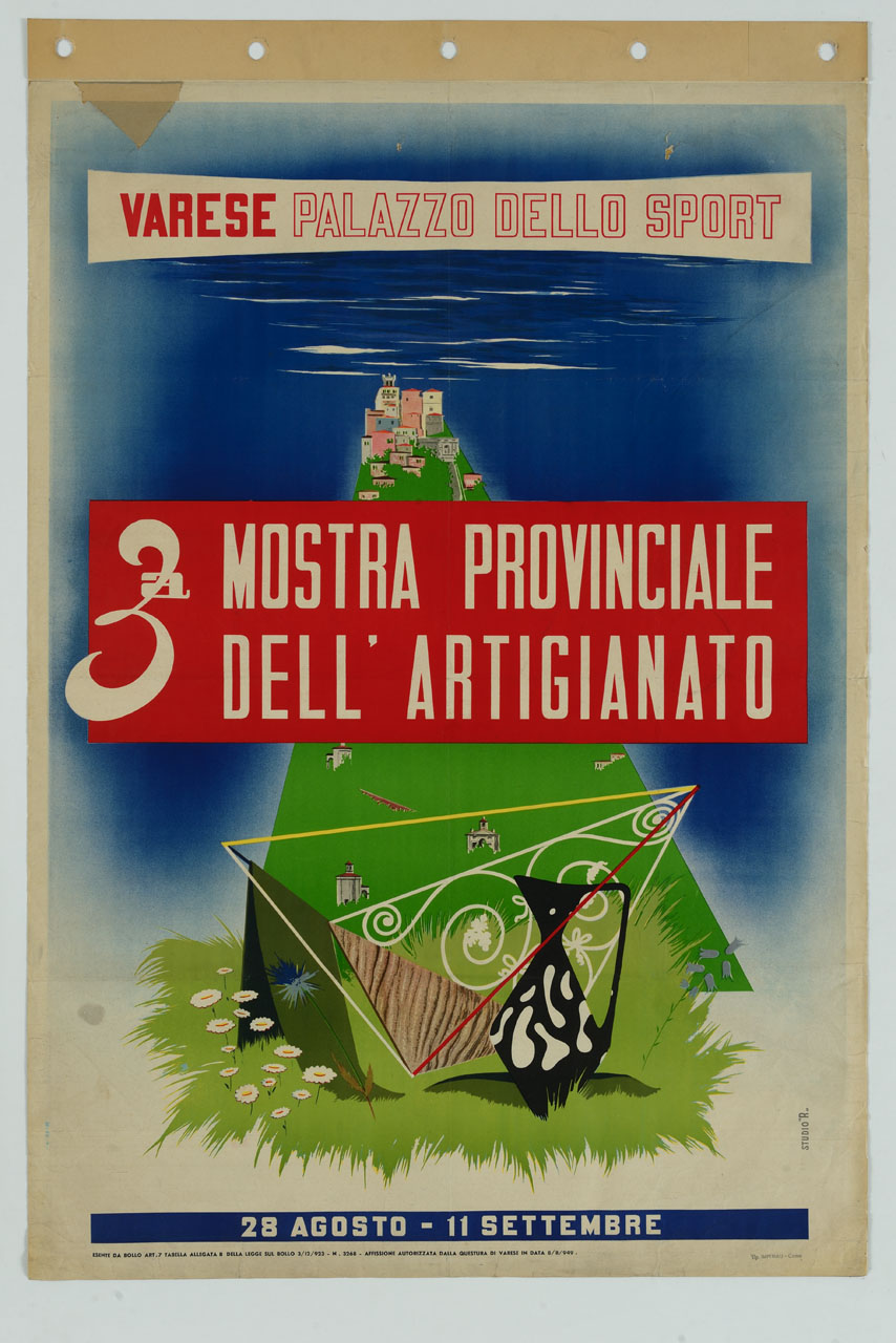 collina con paese sulla cima e oggetti alla base (manifesto) di Studio R - ambito italiano (sec. XX)