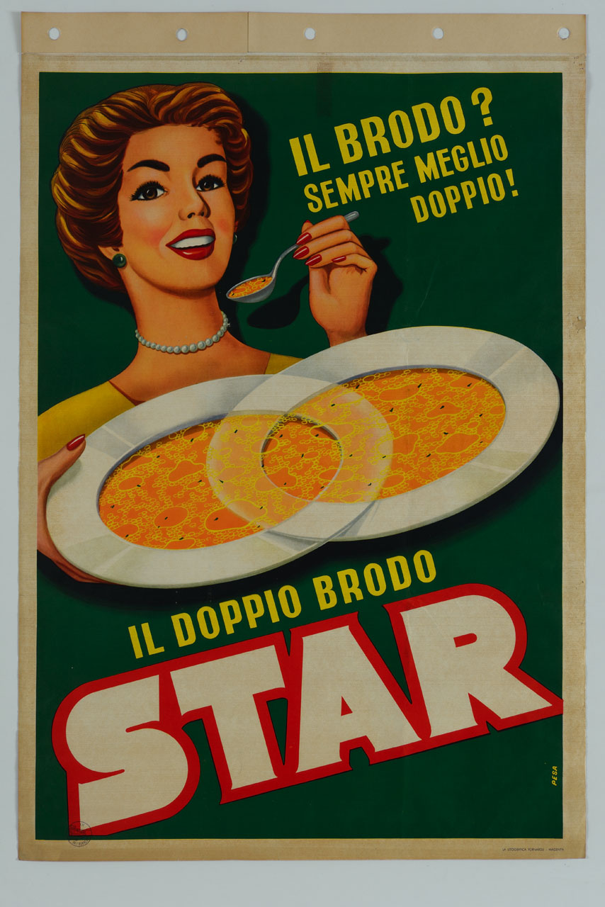 donna sorridente regge un cucchiaio e un piatto doppio di brodo (manifesto) di Pesavento Gino (sec. XX)