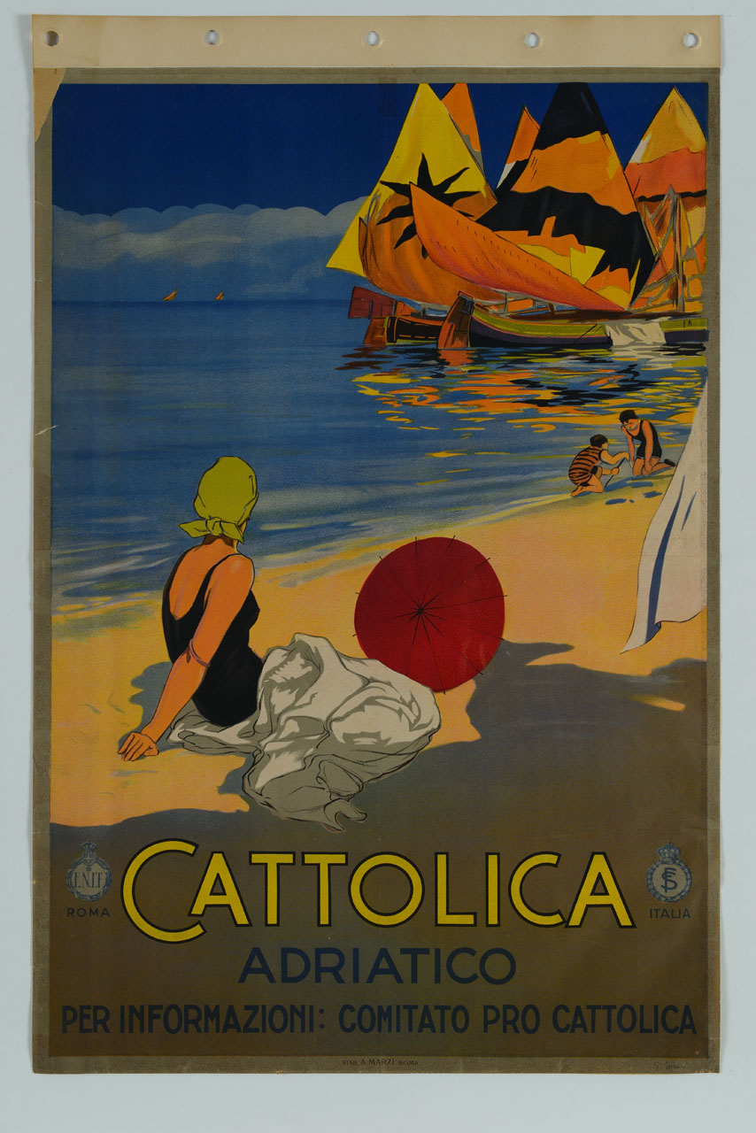 donna e bambini sulla spiaggia e imbarcazioni tradizionali del Mar Adriatico (manifesto) di Ferrari Giulio (attribuito) (sec. XX)