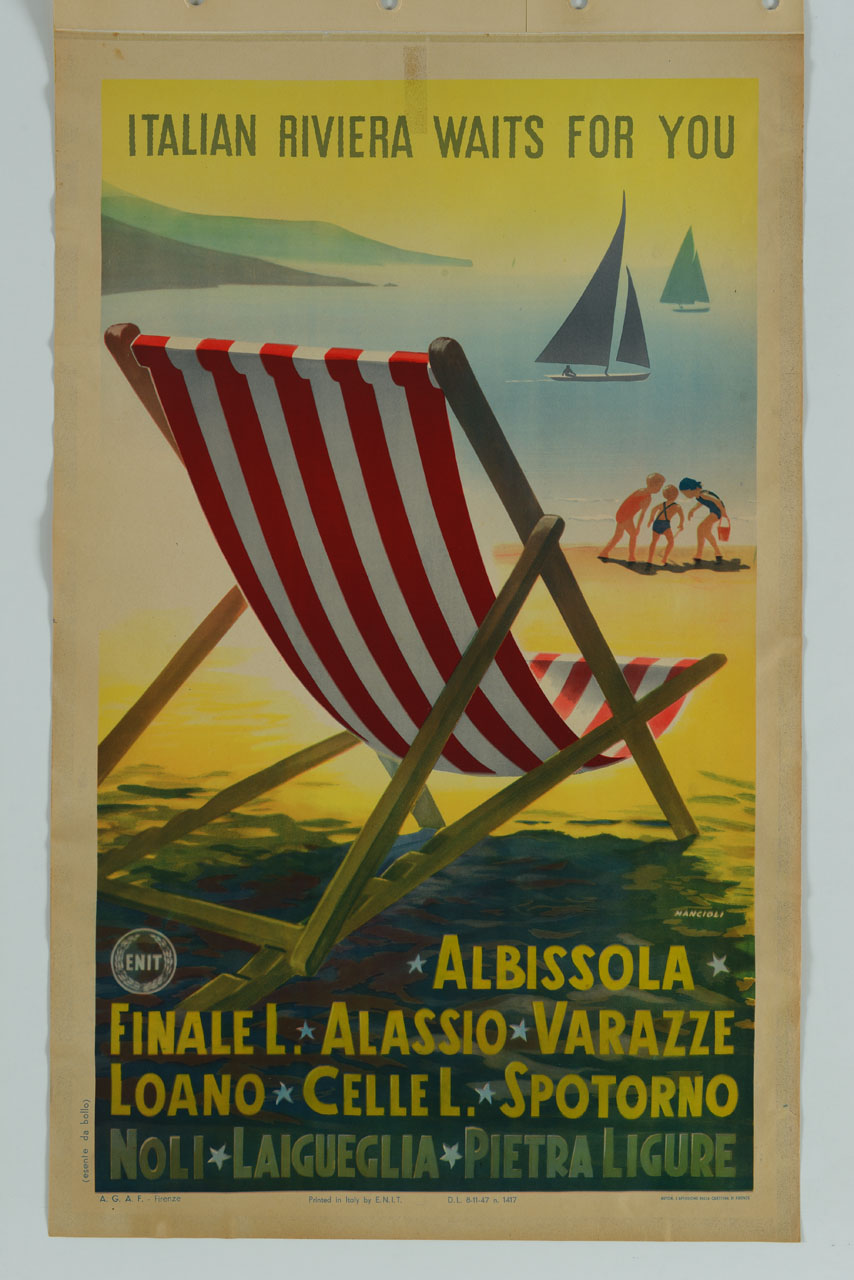 spiaggia con sdraio, bambini che giocano e barche a vela (manifesto) di Mancioli Corrado (sec. XX)