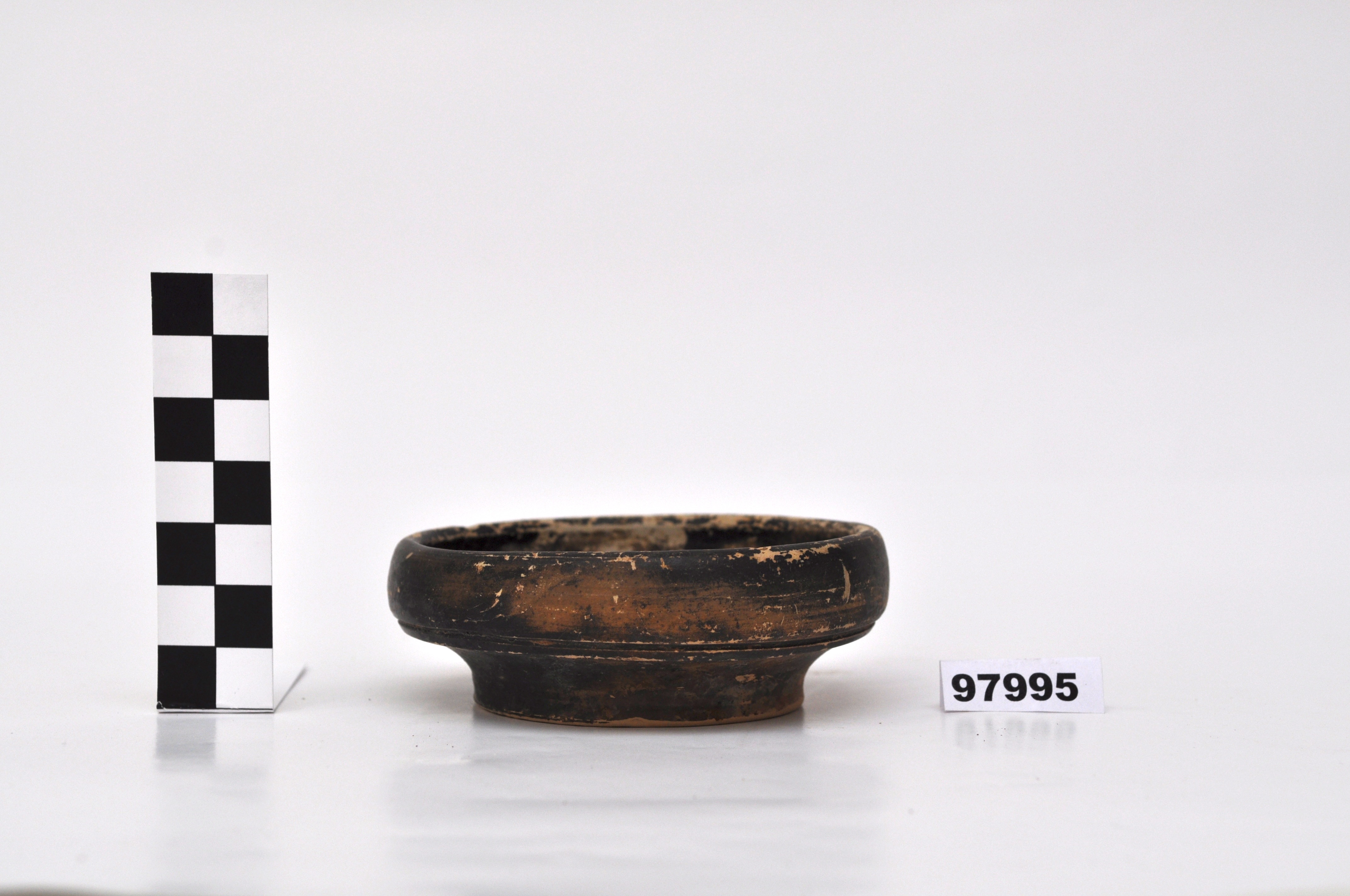 coppetta concavo convessa - produzione campana (prima metà sec. IV a.C)
