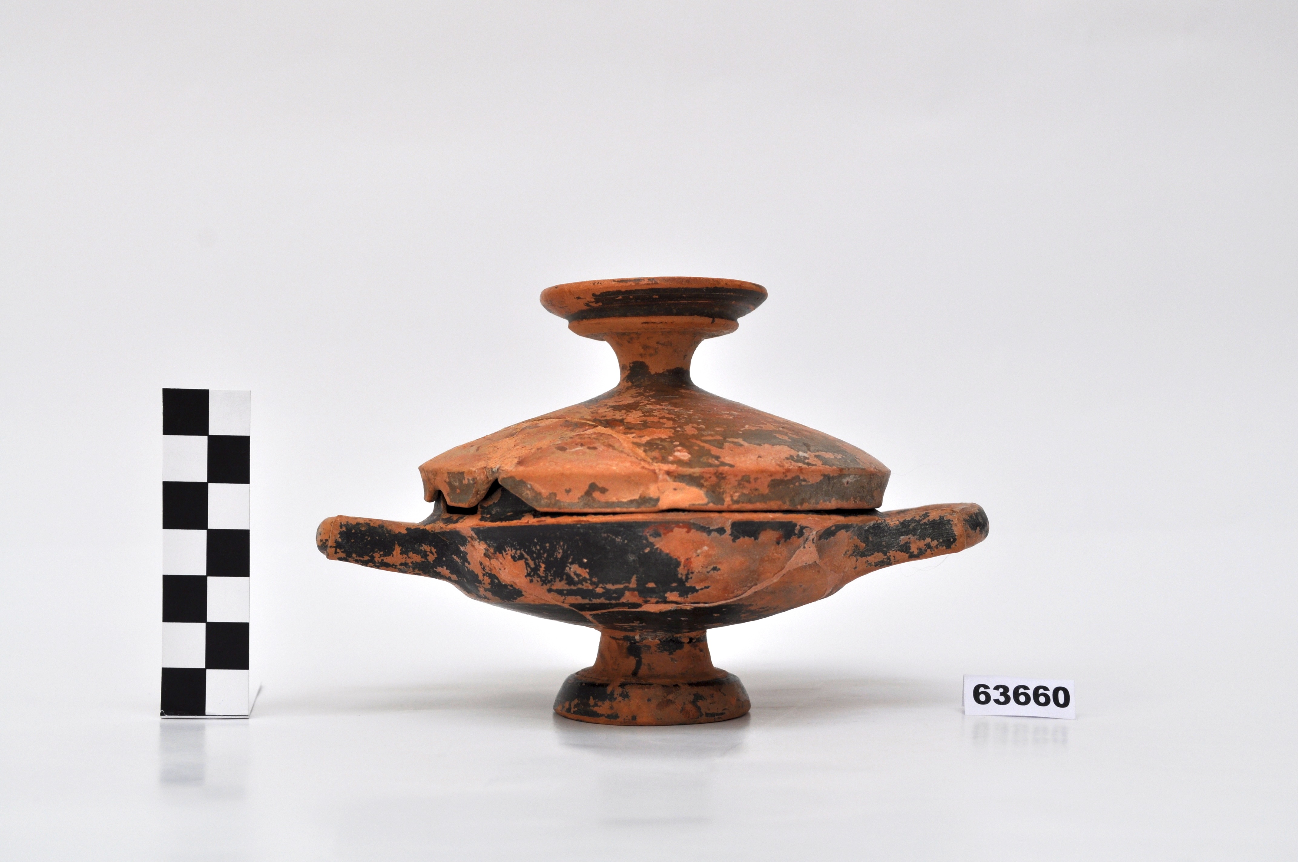 lekane con coperchio - produzione campana (seconda metà sec. IV a.C)