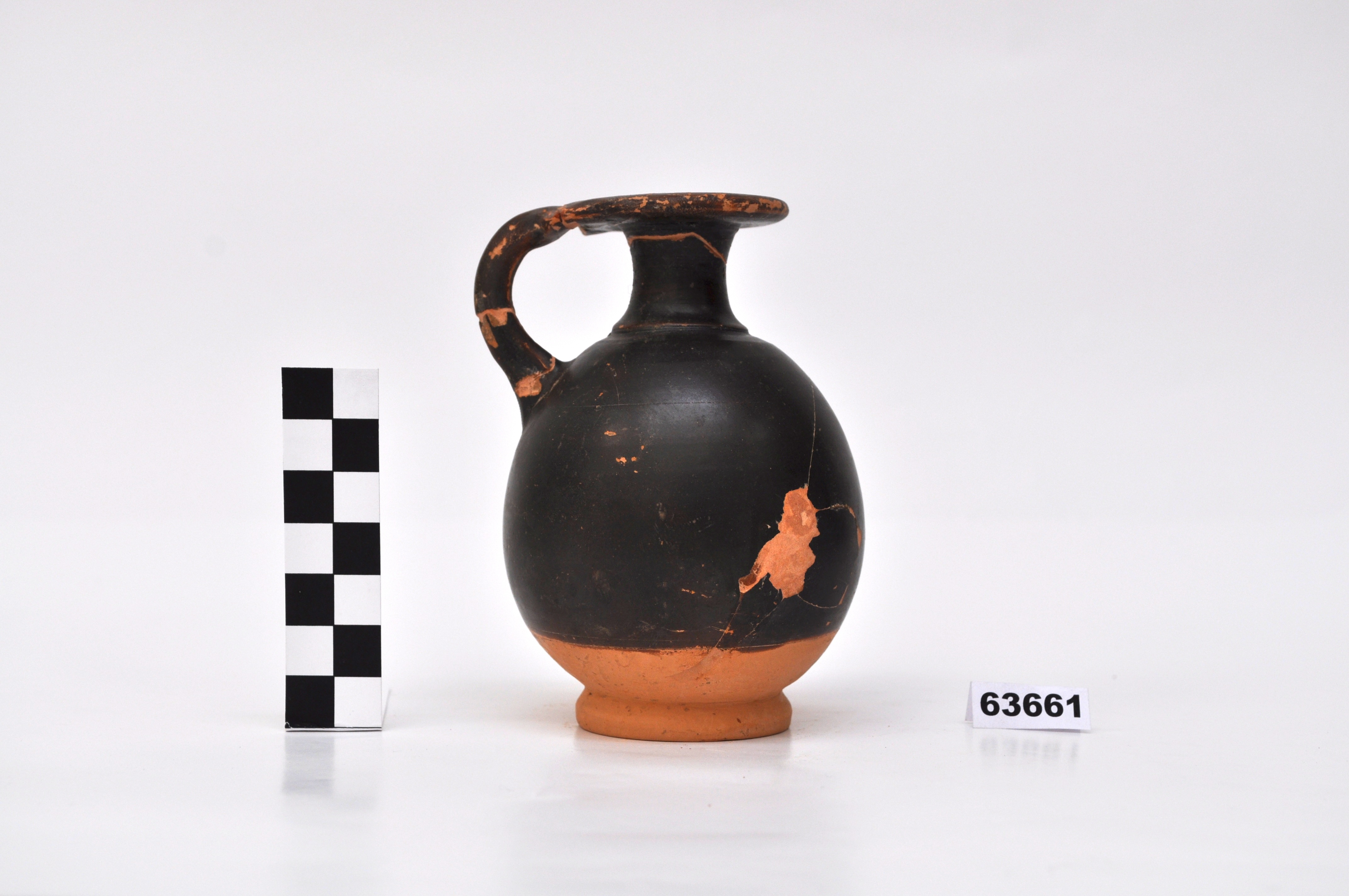 aryballos - ambito apulo (seconda metà sec. IV a.C)