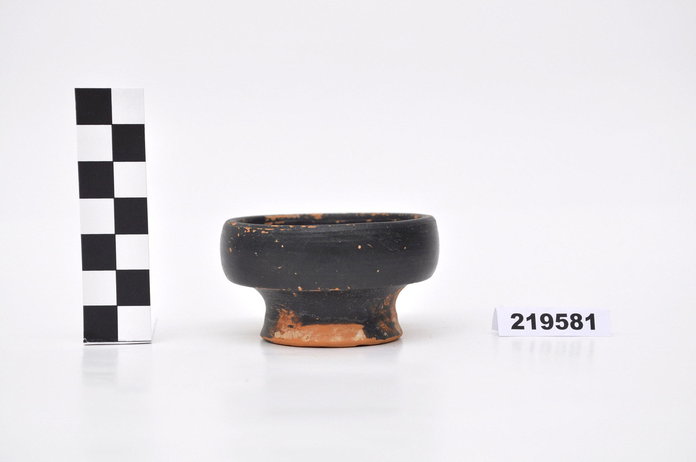 coppetta concavo convessa - produzione campana (seconda metà sec. IV a.C)