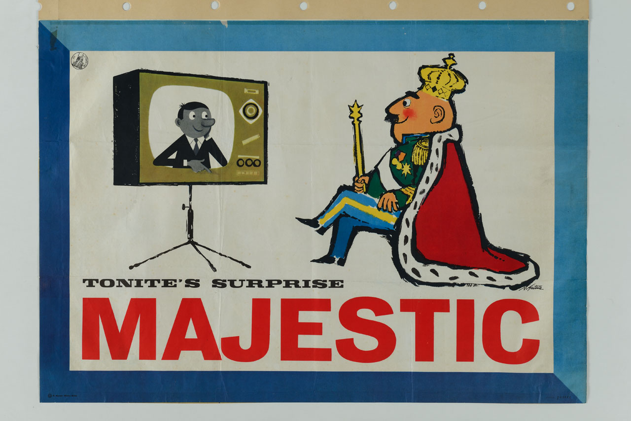 uomo in maschera da re davanti al televisore (manifesto) di Gattia Alarico (sec. XX)
