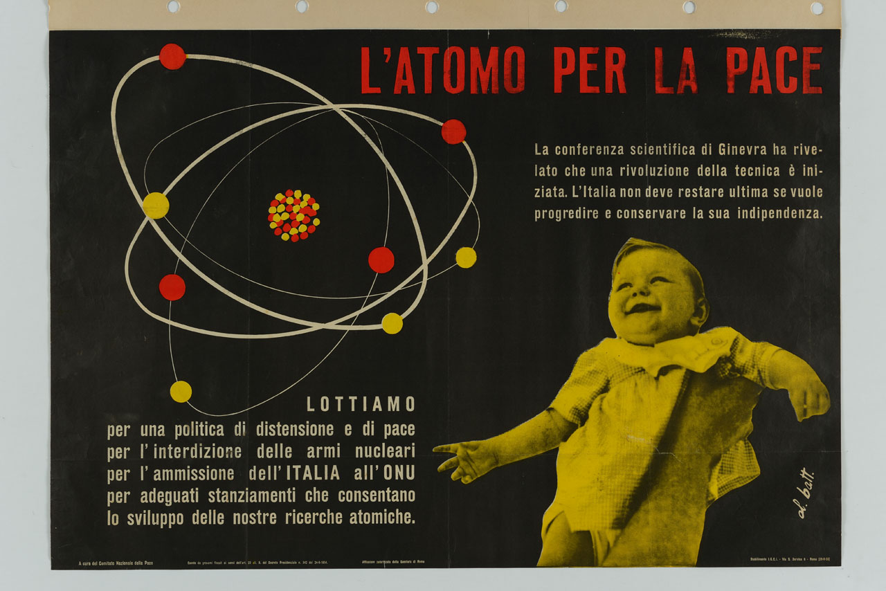 neonato sorridente sollevato in aria affiancato da illustrazione dell'atomo (manifesto) di Albatt (sec. XX)