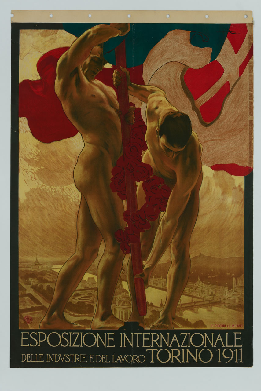 due uomini nudi issano un'asta con una bandiera tricolore sullo sfondo di una veduta di Torino (manifesto) di Metlicovitz Leopoldo (sec. XX)