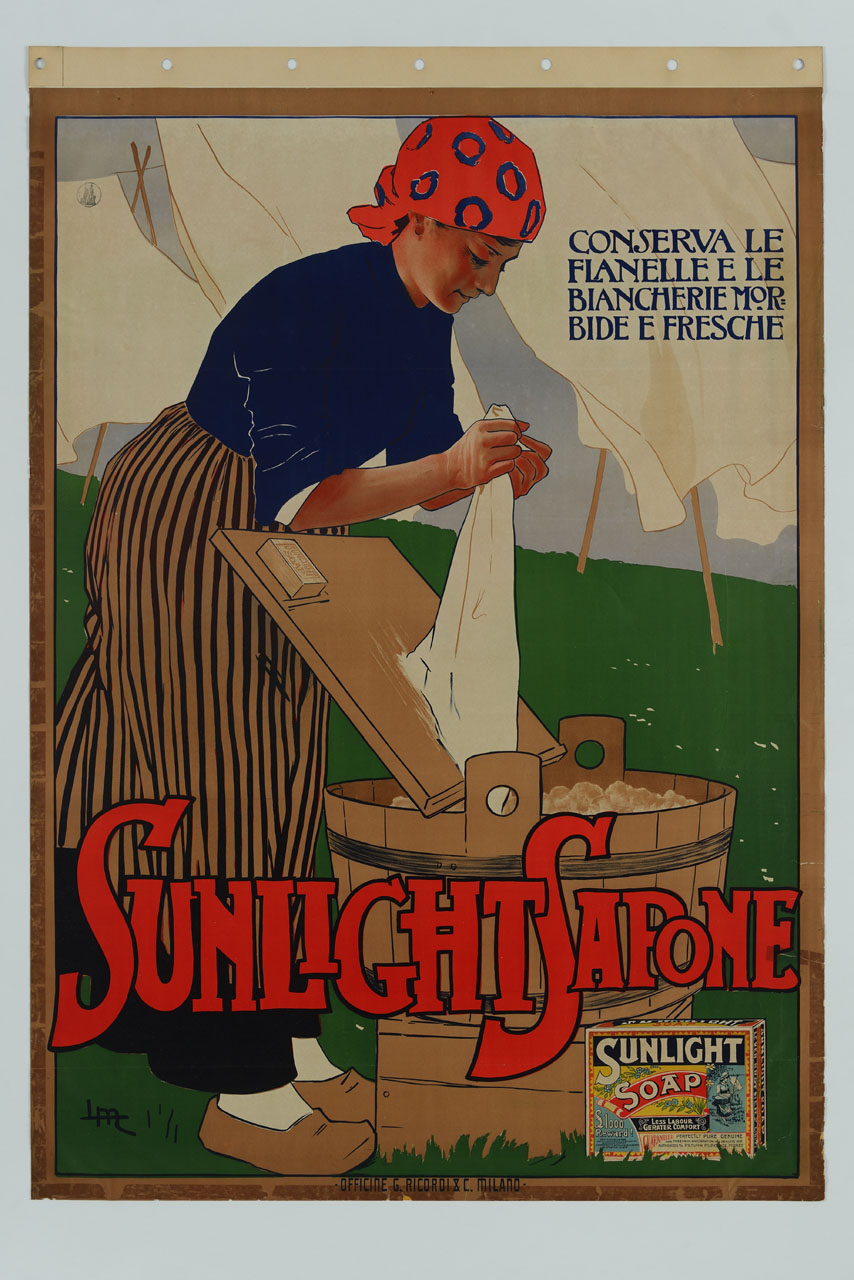 donna con zoccoli ai piedi e fazzoletto in testa fa il bucato in una tinozza su un prato tra panni stesi (manifesto) di Metlicovitz Leopoldo (sec. XX)