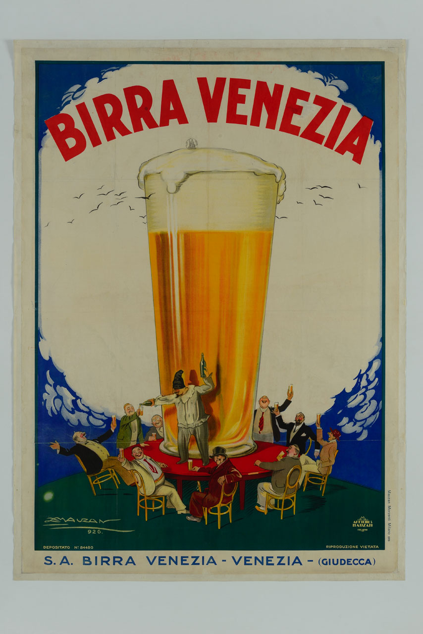 uomini seduti intorno a un tavolo su cui è poggiato un gigantesco bicchiere di birra mentre Pulcinella, in piedi sul tavolo, versa da bere (manifesto) di Mauzan Achille Luciano (sec. XX)