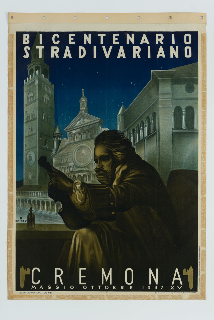 Antonio Stradivari osserva un violino sullo sfondo di Piazza del Comune a Cremona (manifesto) di Cisari Giulio (sec. XX)