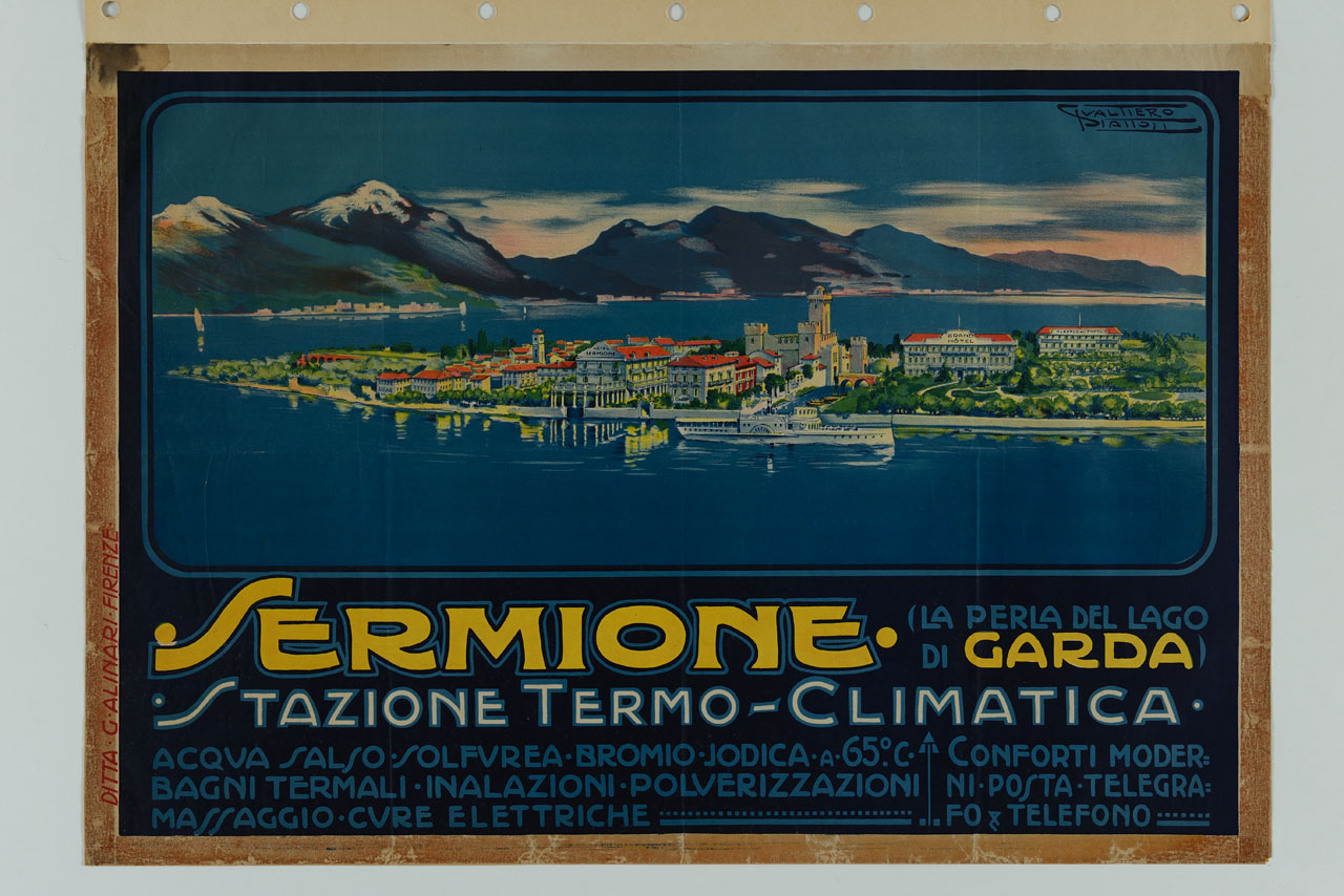 villaggio su una lingua di terra in un lago (manifesto) di Gualtiero Piattosi o Diattosi - ambito italiano (sec. XX)