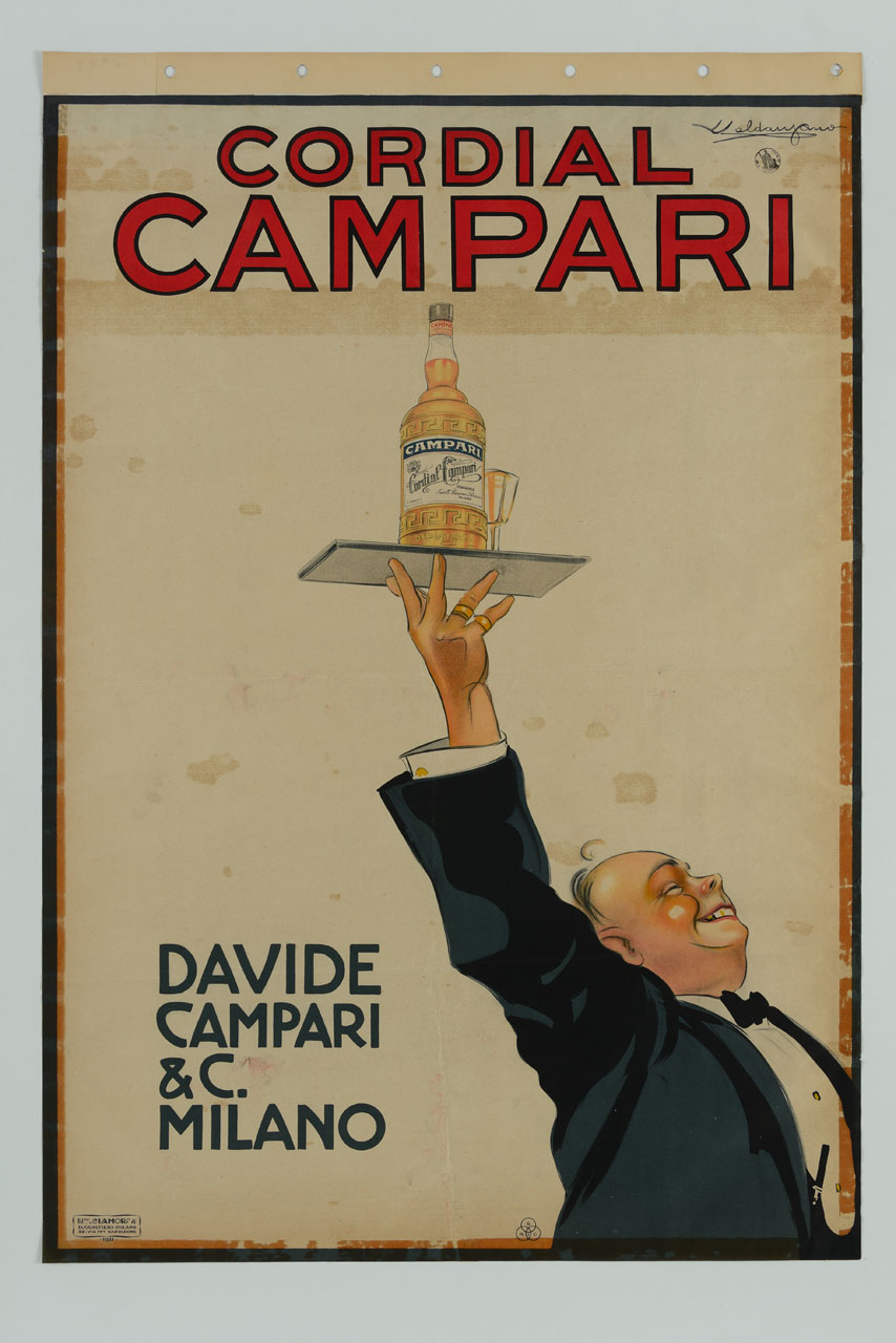 cameriere solleva un vassoio con una bottiglia di liquore e un bicchiere (manifesto) di Caldanzano Luigi Emilio (sec. XX)