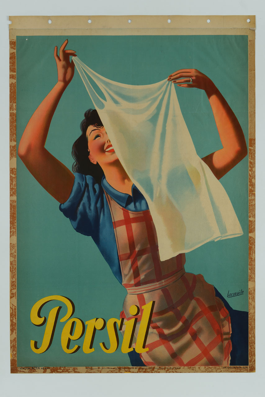 Persil donna con grembiule osserva sorridente un panno bianco in c