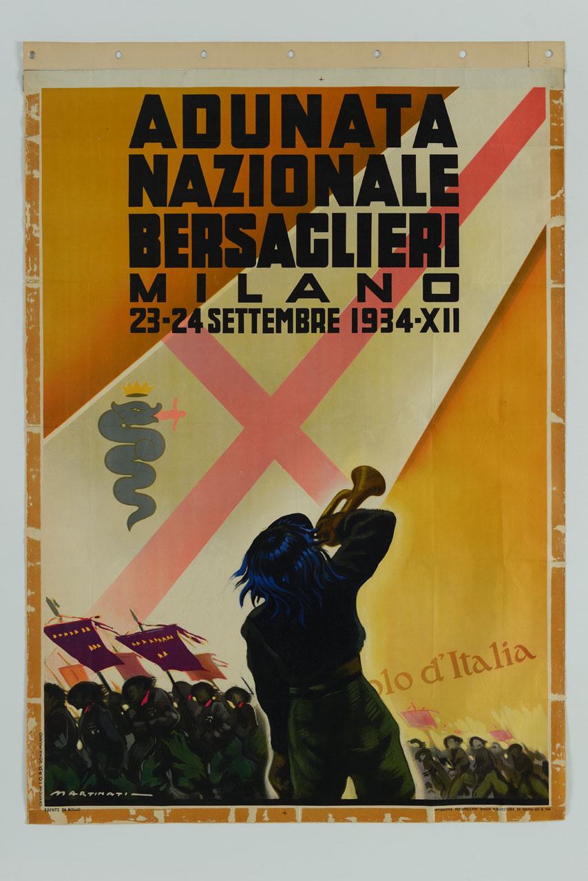 bersagliere suona la tromba durante una parata sullo sfondo di uno stemma di Milano (manifesto) di Martinati Luigi (sec. XX)