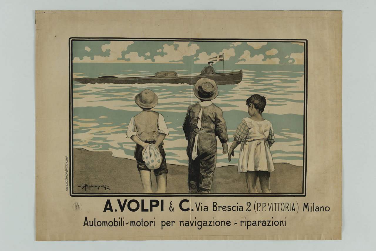 tre bambini di spalle guardano dalla spiaggia il passaggio di una piccola imbarcazione (manifesto) di Ferragutti Adolfo (sec. XX)