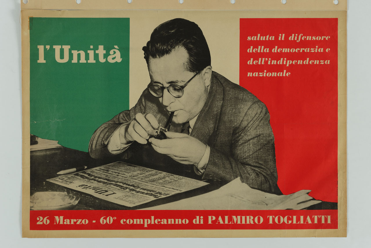 ritratto di Palmiro Togliatti che si accende la pipa mentre legge il quotidiano l'Unità (manifesto) - ambito italiano (sec. XX)