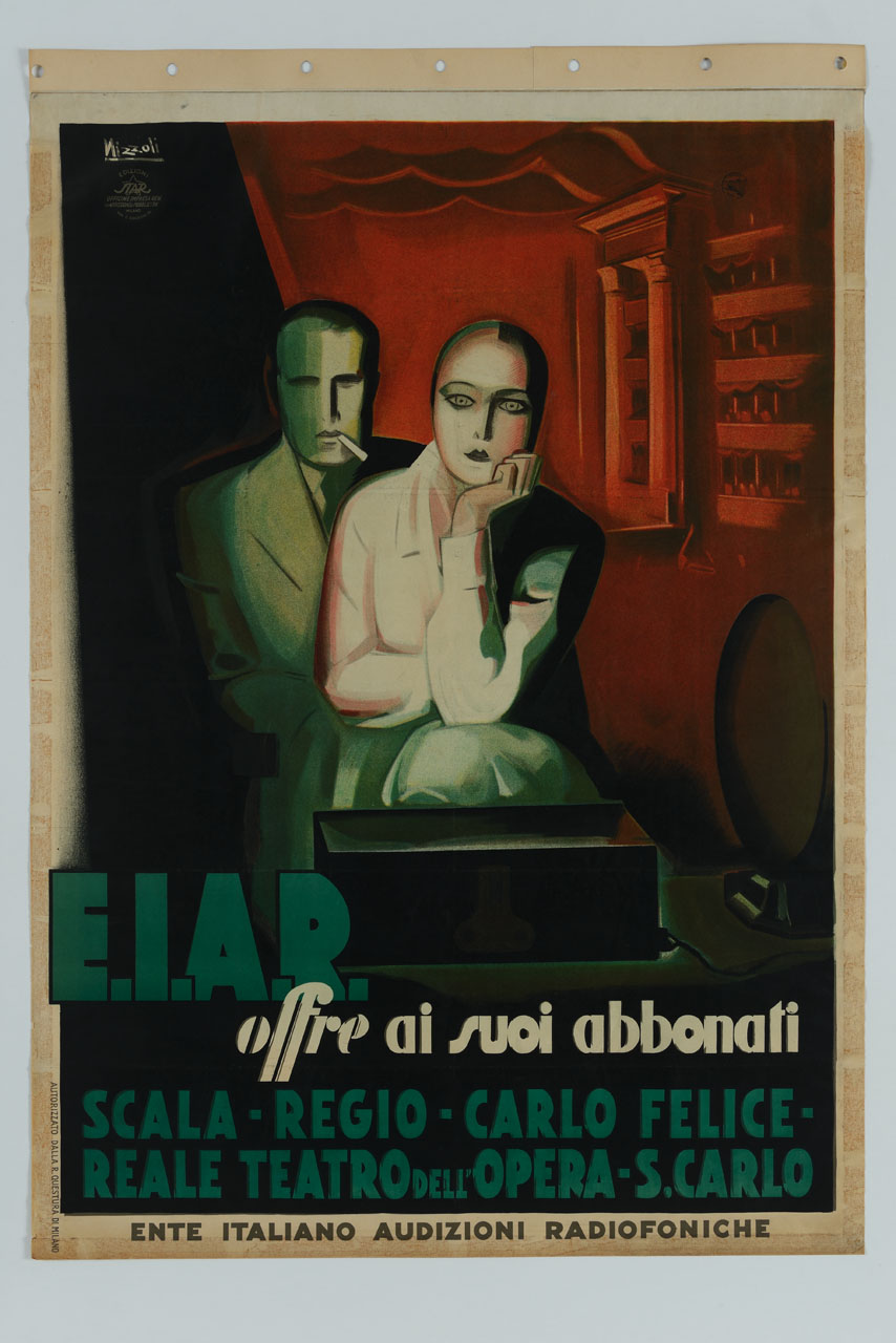 uomo e donna seduti in ascolto davanti a un apparecchio radiofonico con alle spalle il boccascena di un teatro (manifesto) di Nizzoli Marcello (sec. XX)